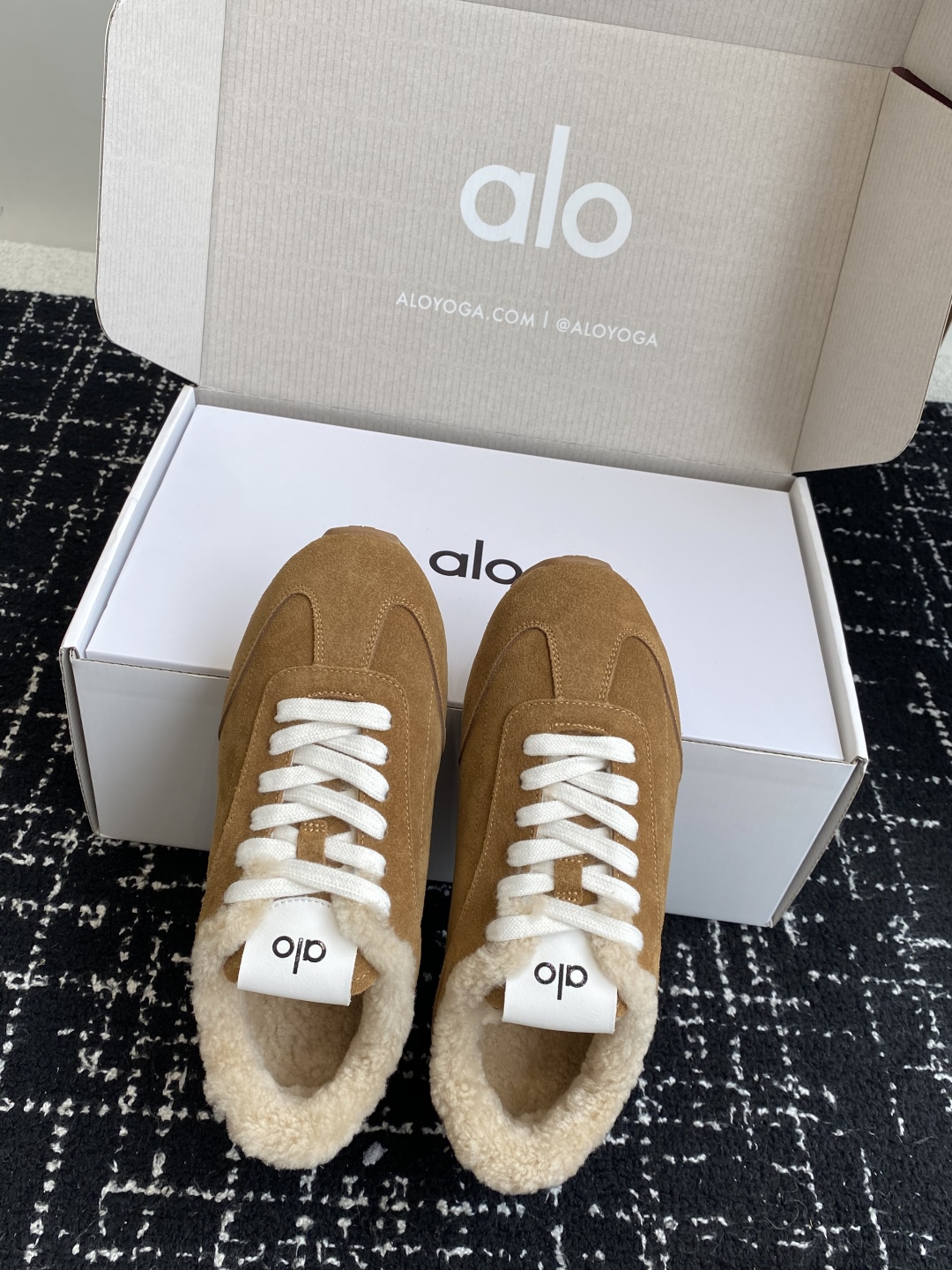 代购级💰480
alo2025春夏厚底舒适 羊毛 情侣款 休闲 德训鞋 运动跑步鞋

alo比耐克更懂女生！上脚超级百搭！而且超级舒适！是厚底款但是上脚一点都不沉重！
非常轻便！套上袜套搭配更好看！上脚增高显腿细

面料：原版牛京 内里：羊毛 大底：原版开模橡胶大底

Size：男女35-45(45定制不退不换)#3306