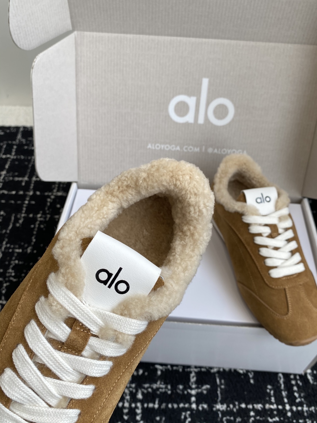 代购级💰480
alo2025春夏厚底舒适 羊毛 情侣款 休闲 德训鞋 运动跑步鞋

alo比耐克更懂女生！上脚超级百搭！而且超级舒适！是厚底款但是上脚一点都不沉重！
非常轻便！套上袜套搭配更好看！上脚增高显腿细

面料：原版牛京 内里：羊毛 大底：原版开模橡胶大底

Size：男女35-45(45定制不退不换)#3306