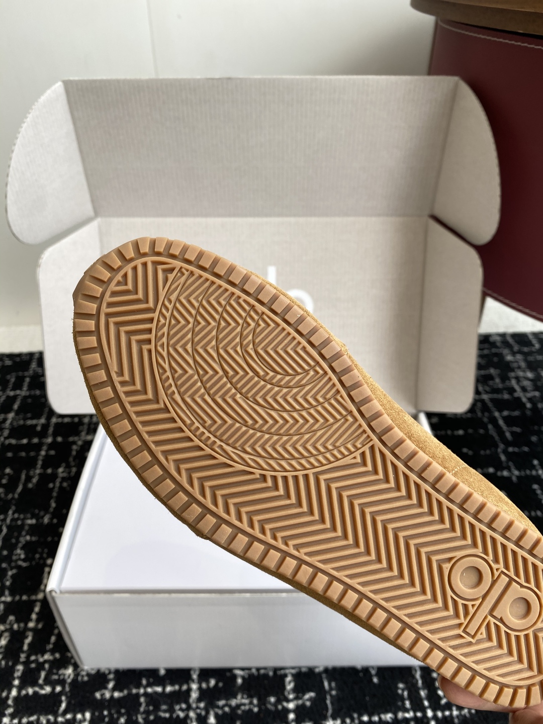 代购级💰480
alo2025春夏厚底舒适 羊毛 情侣款 休闲 德训鞋 运动跑步鞋

alo比耐克更懂女生！上脚超级百搭！而且超级舒适！是厚底款但是上脚一点都不沉重！
非常轻便！套上袜套搭配更好看！上脚增高显腿细

面料：原版牛京 内里：羊毛 大底：原版开模橡胶大底

Size：男女35-45(45定制不退不换)#3306