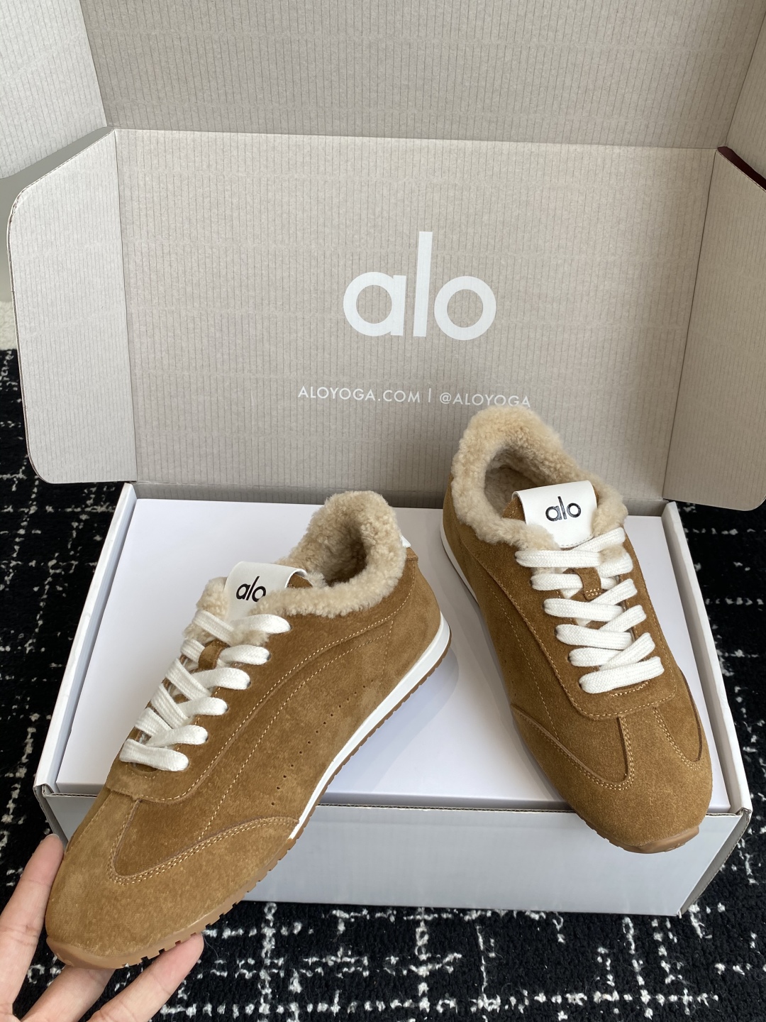 代购级💰480
alo2025春夏厚底舒适 羊毛 情侣款 休闲 德训鞋 运动跑步鞋

alo比耐克更懂女生！上脚超级百搭！而且超级舒适！是厚底款但是上脚一点都不沉重！
非常轻便！套上袜套搭配更好看！上脚增高显腿细

面料：原版牛京 内里：羊毛 大底：原版开模橡胶大底

Size：男女35-45(45定制不退不换)#3306