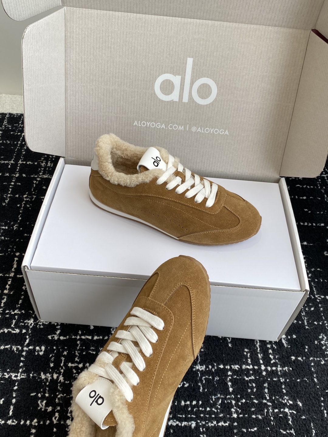 代购级💰480
alo2025春夏厚底舒适 羊毛 情侣款 休闲 德训鞋 运动跑步鞋

alo比耐克更懂女生！上脚超级百搭！而且超级舒适！是厚底款但是上脚一点都不沉重！
非常轻便！套上袜套搭配更好看！上脚增高显腿细

面料：原版牛京 内里：羊毛 大底：原版开模橡胶大底

Size：男女35-45(45定制不退不换)#3306