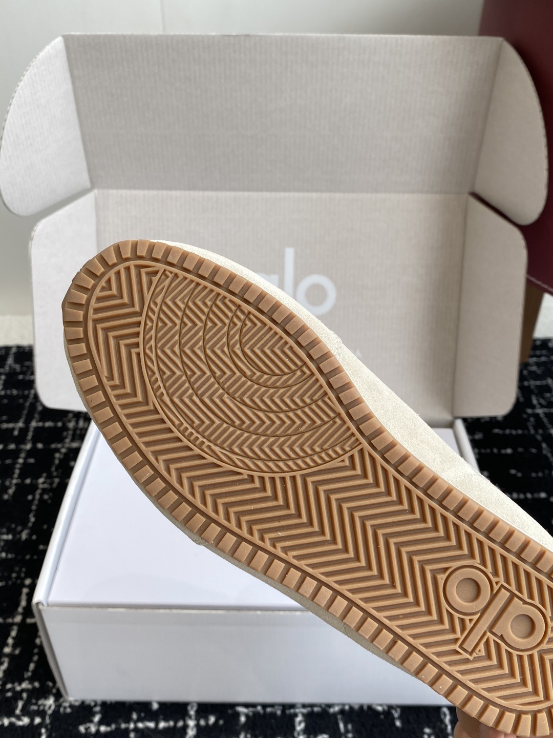 代购级💰480
alo2025春夏厚底舒适 羊毛 情侣款 休闲 德训鞋 运动跑步鞋

alo比耐克更懂女生！上脚超级百搭！而且超级舒适！是厚底款但是上脚一点都不沉重！
非常轻便！套上袜套搭配更好看！上脚增高显腿细

面料：原版牛京 内里：羊毛 大底：原版开模橡胶大底

Size：男女35-45(45定制不退不换)#3306