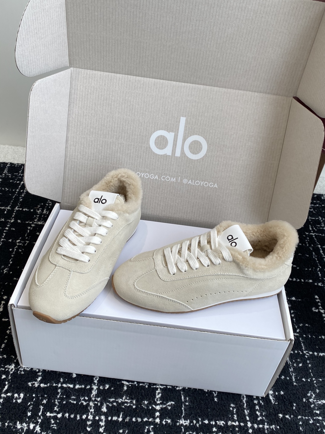 代购级💰480
alo2025春夏厚底舒适 羊毛 情侣款 休闲 德训鞋 运动跑步鞋

alo比耐克更懂女生！上脚超级百搭！而且超级舒适！是厚底款但是上脚一点都不沉重！
非常轻便！套上袜套搭配更好看！上脚增高显腿细

面料：原版牛京 内里：羊毛 大底：原版开模橡胶大底

Size：男女35-45(45定制不退不换)#3306