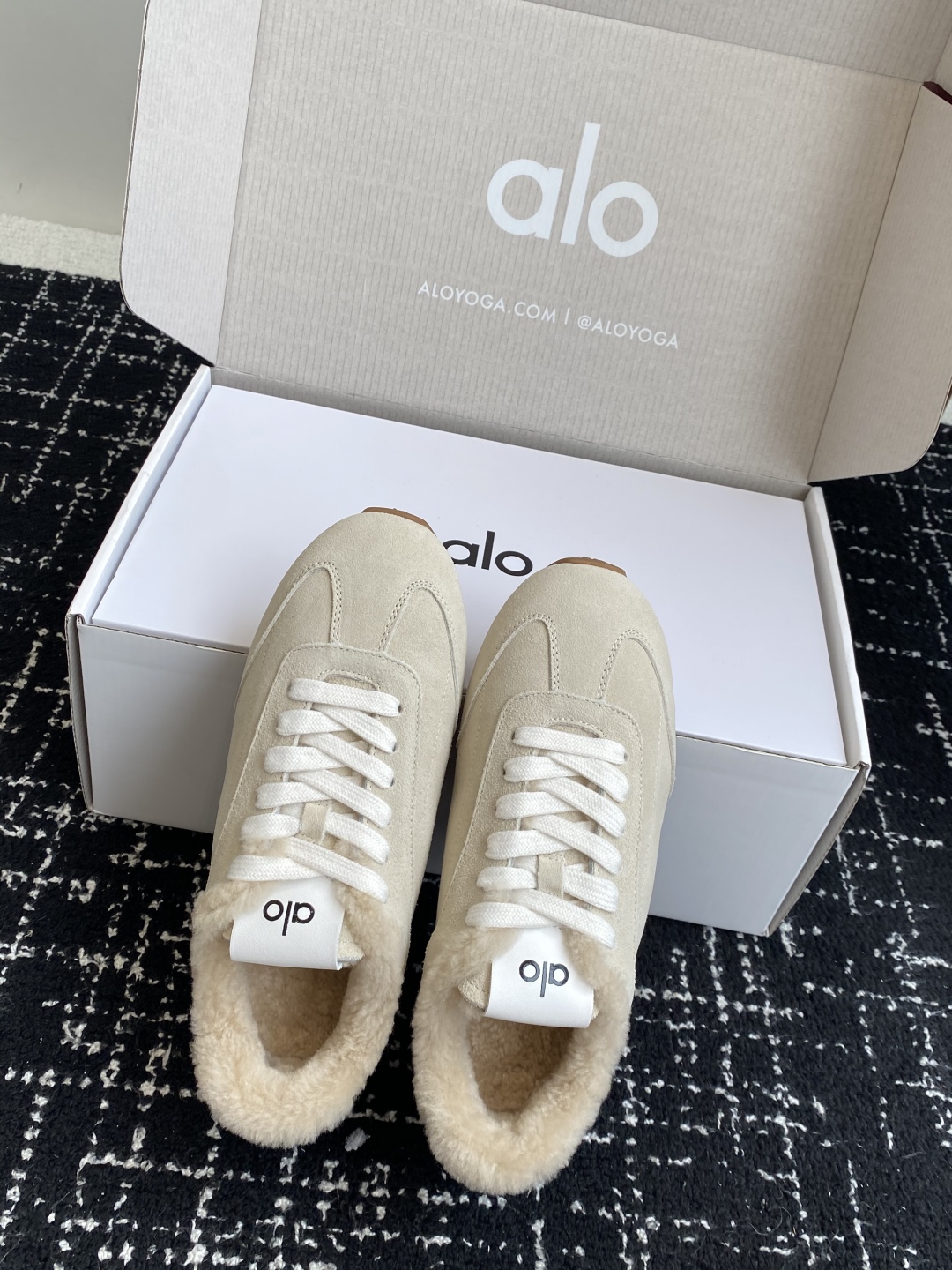代购级💰480
alo2025春夏厚底舒适 羊毛 情侣款 休闲 德训鞋 运动跑步鞋

alo比耐克更懂女生！上脚超级百搭！而且超级舒适！是厚底款但是上脚一点都不沉重！
非常轻便！套上袜套搭配更好看！上脚增高显腿细

面料：原版牛京 内里：羊毛 大底：原版开模橡胶大底

Size：男女35-45(45定制不退不换)#3306