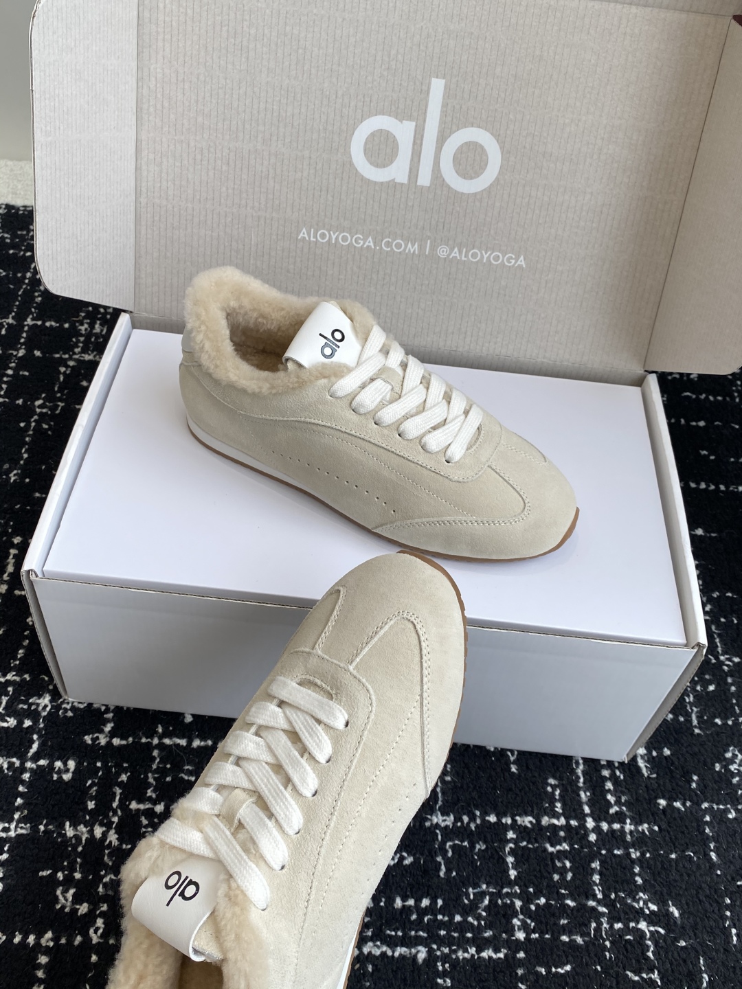 代购级💰480
alo2025春夏厚底舒适 羊毛 情侣款 休闲 德训鞋 运动跑步鞋

alo比耐克更懂女生！上脚超级百搭！而且超级舒适！是厚底款但是上脚一点都不沉重！
非常轻便！套上袜套搭配更好看！上脚增高显腿细

面料：原版牛京 内里：羊毛 大底：原版开模橡胶大底

Size：男女35-45(45定制不退不换)#3306