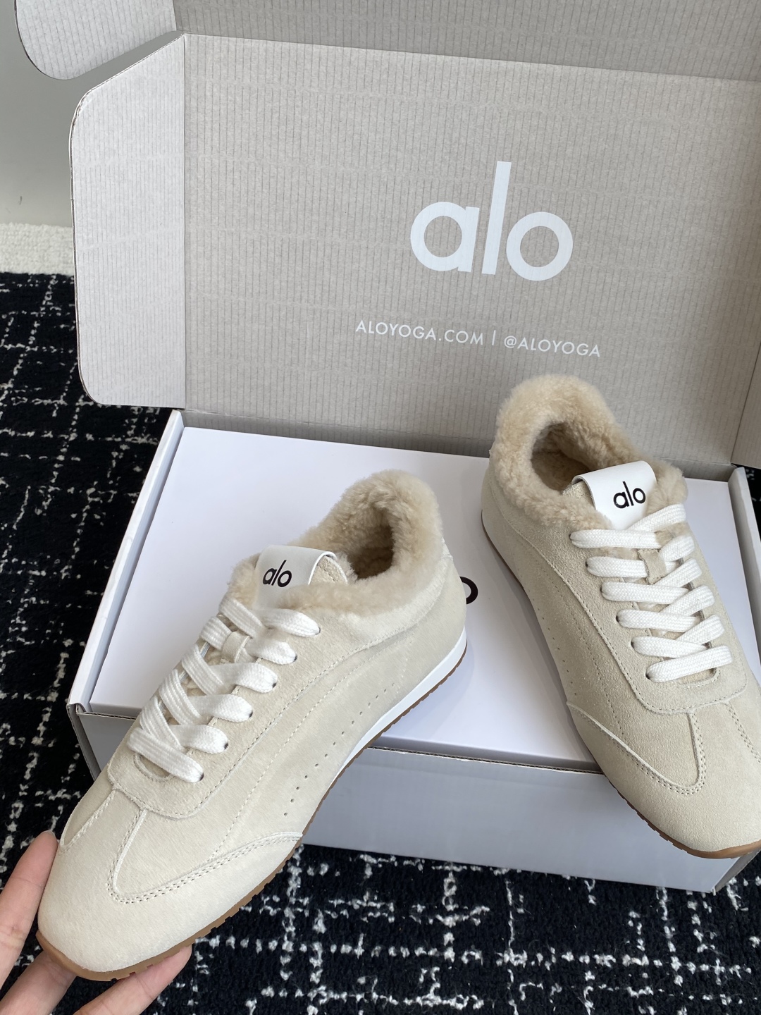 代购级💰480
alo2025春夏厚底舒适 羊毛 情侣款 休闲 德训鞋 运动跑步鞋

alo比耐克更懂女生！上脚超级百搭！而且超级舒适！是厚底款但是上脚一点都不沉重！
非常轻便！套上袜套搭配更好看！上脚增高显腿细

面料：原版牛京 内里：羊毛 大底：原版开模橡胶大底

Size：男女35-45(45定制不退不换)#3306