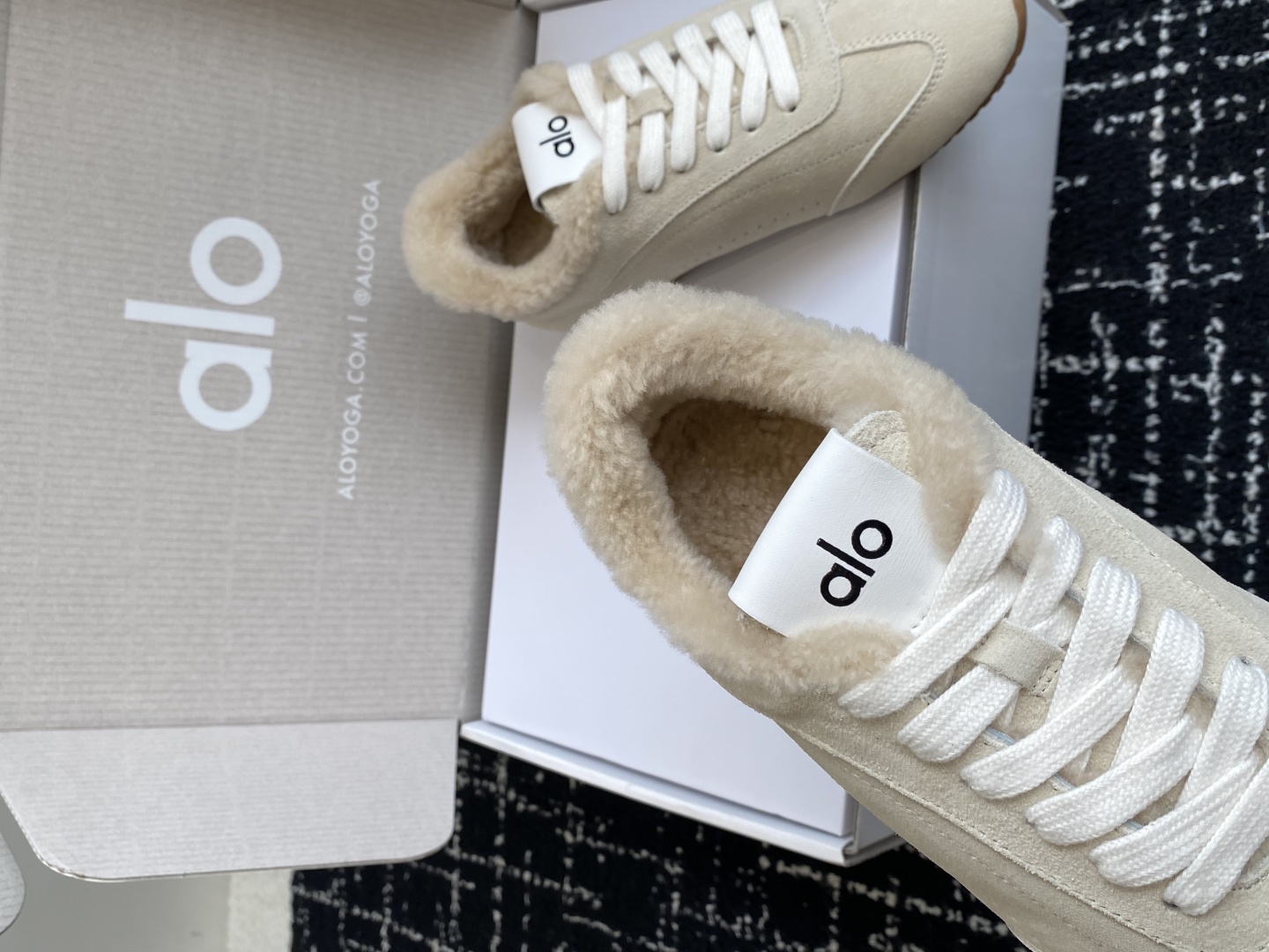 代购级💰480
alo2025春夏厚底舒适 羊毛 情侣款 休闲 德训鞋 运动跑步鞋

alo比耐克更懂女生！上脚超级百搭！而且超级舒适！是厚底款但是上脚一点都不沉重！
非常轻便！套上袜套搭配更好看！上脚增高显腿细

面料：原版牛京 内里：羊毛 大底：原版开模橡胶大底

Size：男女35-45(45定制不退不换)#3306