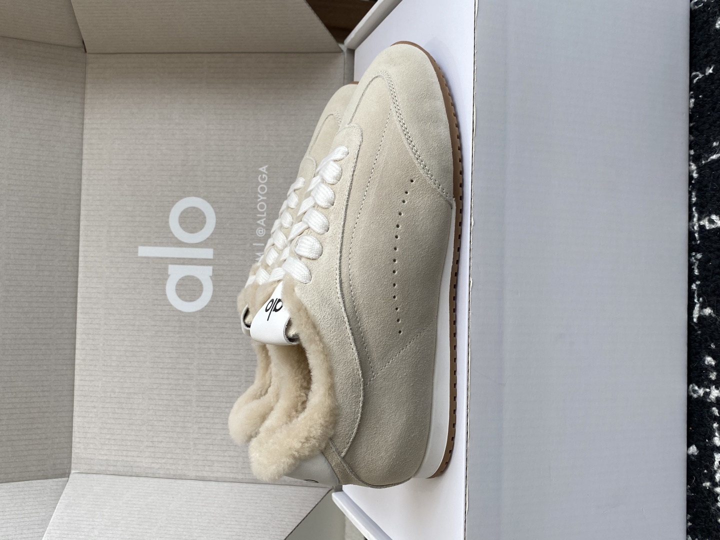 代购级💰480
alo2025春夏厚底舒适 羊毛 情侣款 休闲 德训鞋 运动跑步鞋

alo比耐克更懂女生！上脚超级百搭！而且超级舒适！是厚底款但是上脚一点都不沉重！
非常轻便！套上袜套搭配更好看！上脚增高显腿细

面料：原版牛京 内里：羊毛 大底：原版开模橡胶大底

Size：男女35-45(45定制不退不换)#3306