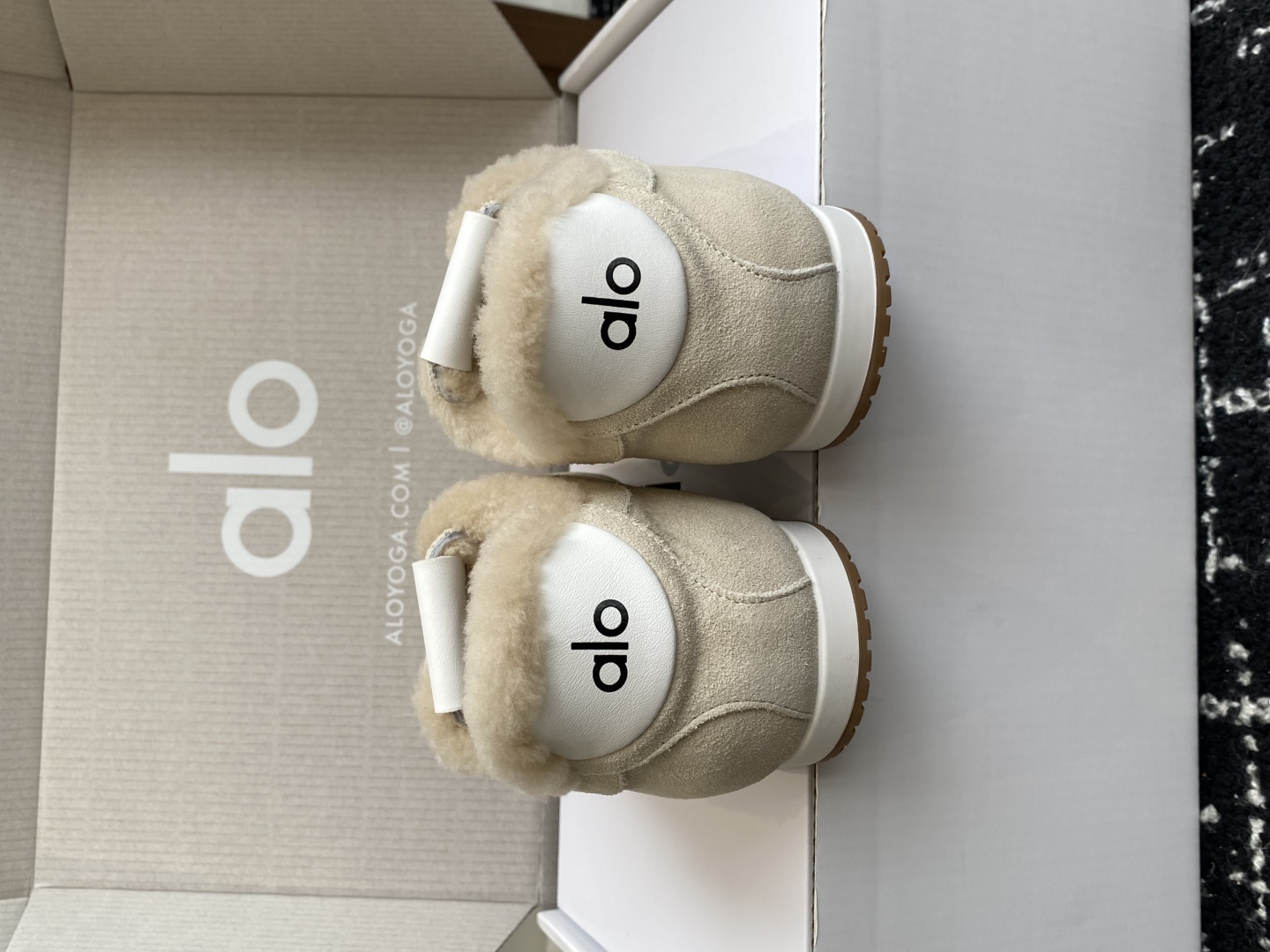 代购级💰480
alo2025春夏厚底舒适 羊毛 情侣款 休闲 德训鞋 运动跑步鞋

alo比耐克更懂女生！上脚超级百搭！而且超级舒适！是厚底款但是上脚一点都不沉重！
非常轻便！套上袜套搭配更好看！上脚增高显腿细

面料：原版牛京 内里：羊毛 大底：原版开模橡胶大底

Size：男女35-45(45定制不退不换)#3306