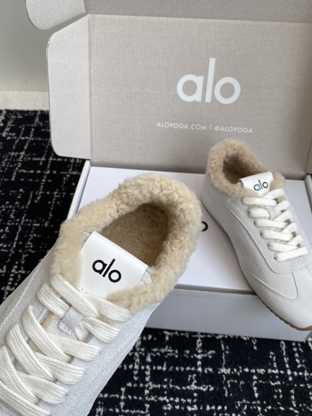 代购级💰480
alo2025春夏厚底舒适 羊毛 情侣款 休闲 德训鞋 运动跑步鞋

alo比耐克更懂女生！上脚超级百搭！而且超级舒适！是厚底款但是上脚一点都不沉重！
非常轻便！套上袜套搭配更好看！上脚增高显腿细

面料：原版牛京 内里：羊毛 大底：原版开模橡胶大底

Size：男女35-45(45定制不退不换)#3306