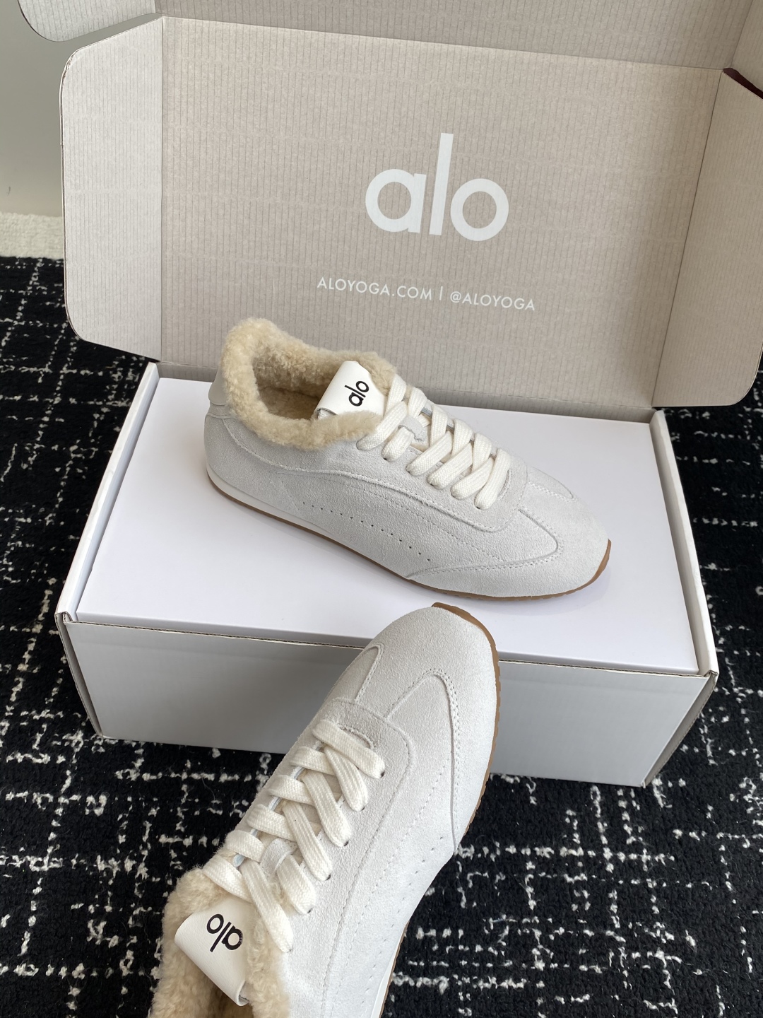 代购级💰480
alo2025春夏厚底舒适 羊毛 情侣款 休闲 德训鞋 运动跑步鞋

alo比耐克更懂女生！上脚超级百搭！而且超级舒适！是厚底款但是上脚一点都不沉重！
非常轻便！套上袜套搭配更好看！上脚增高显腿细

面料：原版牛京 内里：羊毛 大底：原版开模橡胶大底

Size：男女35-45(45定制不退不换)#3306
