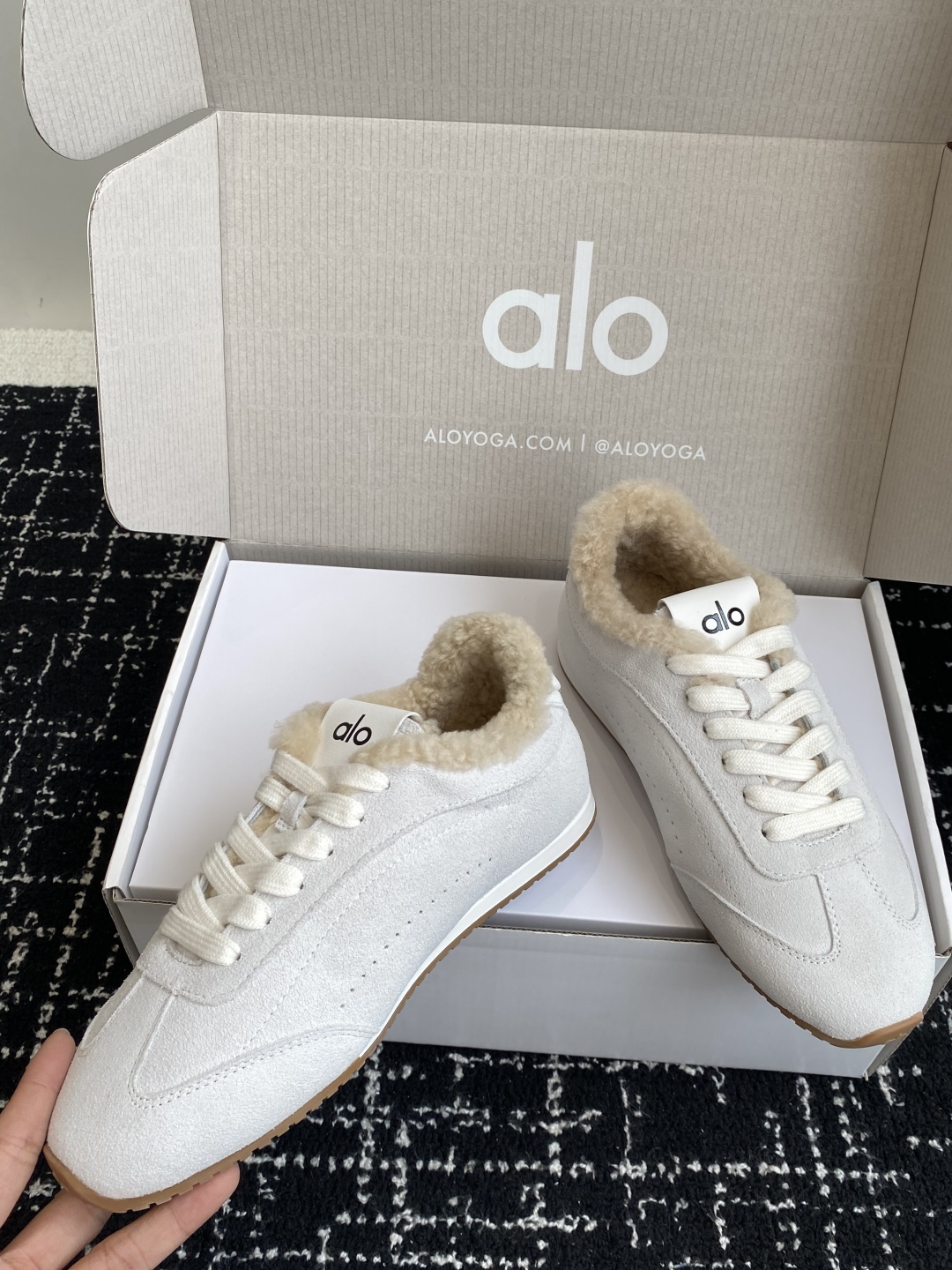 代购级💰480
alo2025春夏厚底舒适 羊毛 情侣款 休闲 德训鞋 运动跑步鞋

alo比耐克更懂女生！上脚超级百搭！而且超级舒适！是厚底款但是上脚一点都不沉重！
非常轻便！套上袜套搭配更好看！上脚增高显腿细

面料：原版牛京 内里：羊毛 大底：原版开模橡胶大底

Size：男女35-45(45定制不退不换)#3306