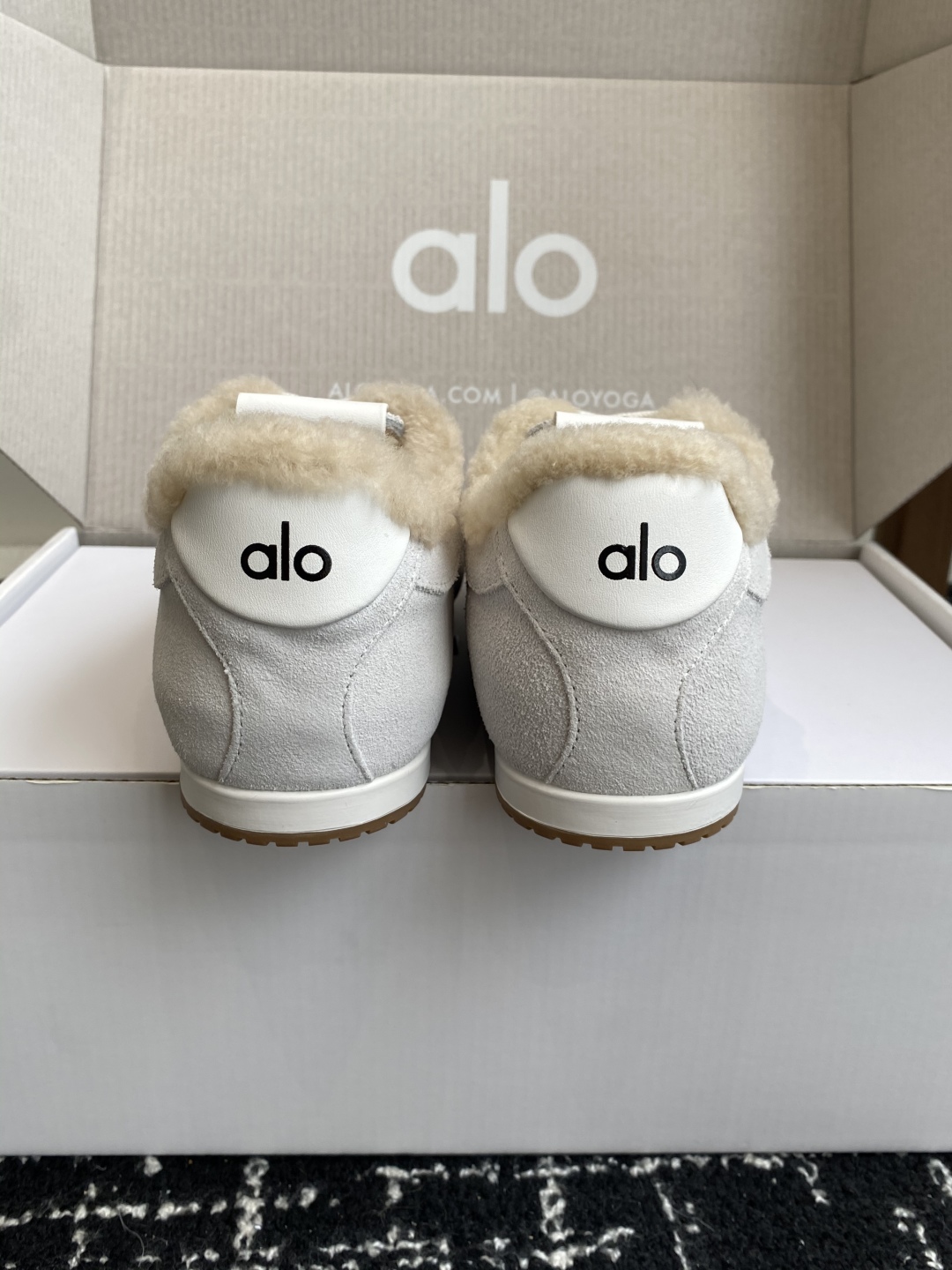 代购级💰480
alo2025春夏厚底舒适 羊毛 情侣款 休闲 德训鞋 运动跑步鞋

alo比耐克更懂女生！上脚超级百搭！而且超级舒适！是厚底款但是上脚一点都不沉重！
非常轻便！套上袜套搭配更好看！上脚增高显腿细

面料：原版牛京 内里：羊毛 大底：原版开模橡胶大底

Size：男女35-45(45定制不退不换)#3306