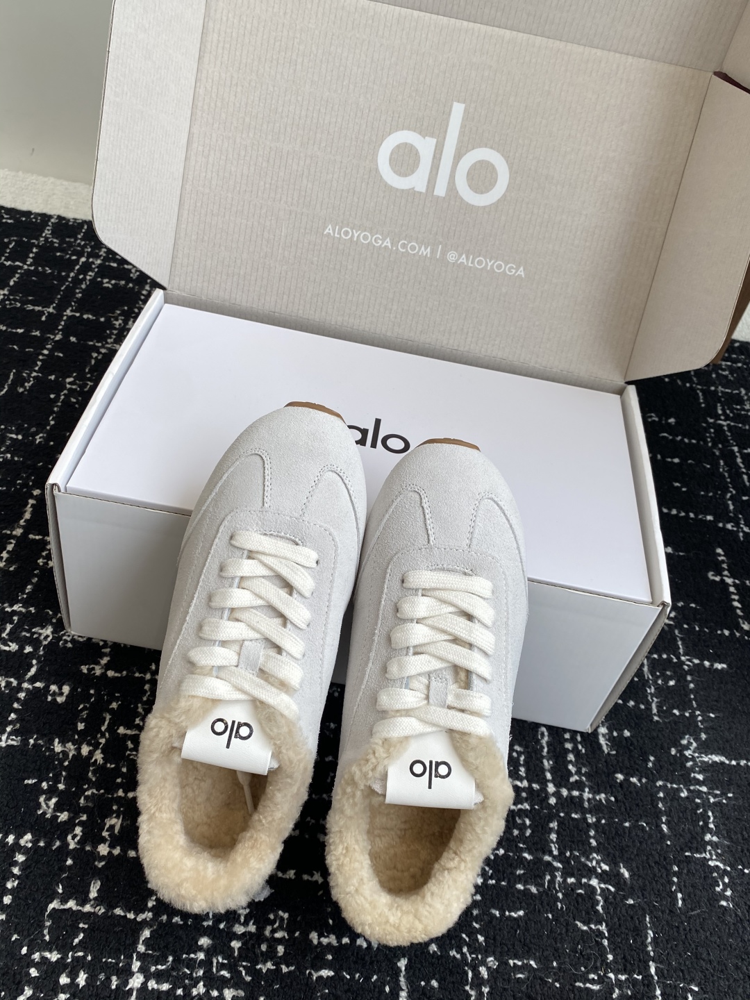 代购级💰480
alo2025春夏厚底舒适 羊毛 情侣款 休闲 德训鞋 运动跑步鞋

alo比耐克更懂女生！上脚超级百搭！而且超级舒适！是厚底款但是上脚一点都不沉重！
非常轻便！套上袜套搭配更好看！上脚增高显腿细

面料：原版牛京 内里：羊毛 大底：原版开模橡胶大底

Size：男女35-45(45定制不退不换)#3306