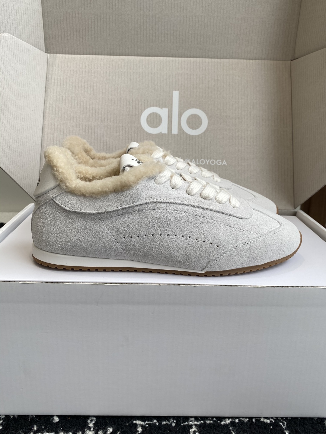 代购级💰480
alo2025春夏厚底舒适 羊毛 情侣款 休闲 德训鞋 运动跑步鞋

alo比耐克更懂女生！上脚超级百搭！而且超级舒适！是厚底款但是上脚一点都不沉重！
非常轻便！套上袜套搭配更好看！上脚增高显腿细

面料：原版牛京 内里：羊毛 大底：原版开模橡胶大底

Size：男女35-45(45定制不退不换)#3306