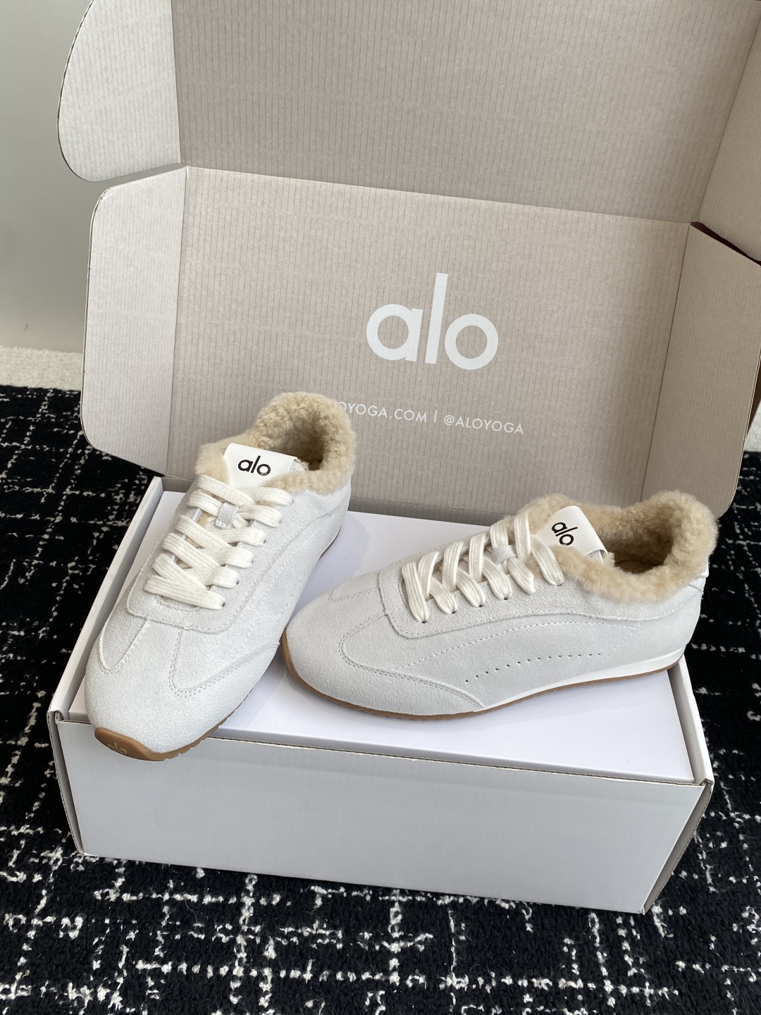 代购级💰480
alo2025春夏厚底舒适 羊毛 情侣款 休闲 德训鞋 运动跑步鞋

alo比耐克更懂女生！上脚超级百搭！而且超级舒适！是厚底款但是上脚一点都不沉重！
非常轻便！套上袜套搭配更好看！上脚增高显腿细

面料：原版牛京 内里：羊毛 大底：原版开模橡胶大底

Size：男女35-45(45定制不退不换)#3306