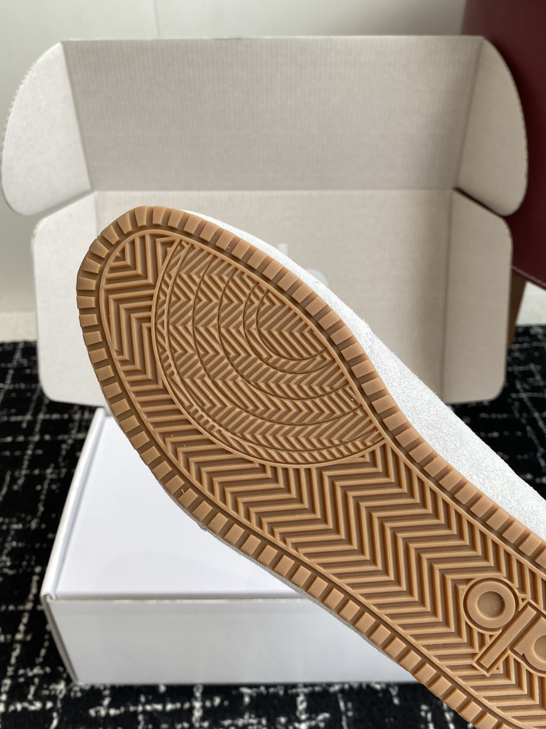 代购级💰480
alo2025春夏厚底舒适 羊毛 情侣款 休闲 德训鞋 运动跑步鞋

alo比耐克更懂女生！上脚超级百搭！而且超级舒适！是厚底款但是上脚一点都不沉重！
非常轻便！套上袜套搭配更好看！上脚增高显腿细

面料：原版牛京 内里：羊毛 大底：原版开模橡胶大底

Size：男女35-45(45定制不退不换)#3306