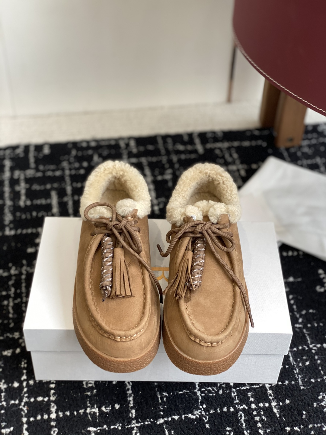 NO:577404,Dongguan purchasing agent THE ROW lace 25ss new spring and summer loafers, the correct way to open the high-end feeling!  Simple and fashionable, with fine workmanship. You really must buy it. It’s really amazing. The more seemingly simple the model, the more difficult it is to make the best version!  The upper is made of imported suede, the lining is made of wool, and the sole is original open-molded smoked rubber outsole Size #35-40 (custom-made for 40 units, non-refundable), loafers, chamois leather19860909东莞代购级 THE ROW系带 25ss 春夏新款 乐福鞋 高级感的正确打开方式！简洁又时髦 做工精细 真的一定要入手 真的很绝 越是看似简单的款越考验做版型之最！ 鞋面采用进口麂皮 内里垫脚羊毛 鞋底原版开模烟胶大底 Size#35-40（40订做不退换）,乐福鞋毛毛鞋,loafers,chamois leather,Women's Shoes