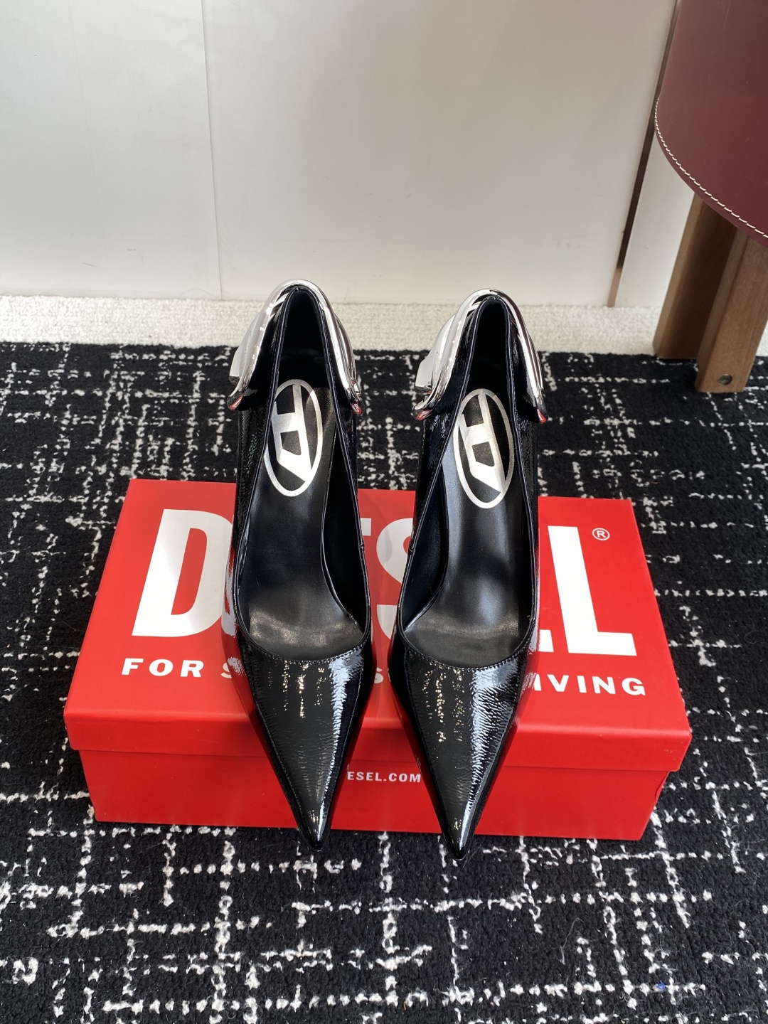 NO:592263,Purchasing-grade DIESEL 26 new D-shaped buckle, high-heeled pointed toe shoes. Diesel's design this year is amazing! This season has subverted the traditional design and created a rebellious and interesting show. The classic shoe shape outlines the sexy charm. The textured LOGO is decorated with straightforward and playful. The whole series is casual, restrained and full of fun. The high-heeled shoes fall in love at first glance. They are cool and spicy. A must-have for hot girls!! The upper is textured patent leather, and the inner cowhide outsole is a genuine leather outsole.  Size#35-40 (40 orders are not returnable), high heels, high heels, cowhide, Leather soles19860909代购级 DIESEL 26新款 D字扣 高跟尖头 单鞋 Diesel今年设计太绝啦 ! 这季颠覆了传统的设计,打造了一场叛逆又充满趣味的大秀,经典鞋型勾勒性感魅力 质感LOGO装点率意俏皮,整个系列随性克制又充满玩味高跟鞋直接一眼爱 上脚又酷又辣 辣妹必备!! 鞋面摔纹漆皮 内里牛皮大底 真皮大底 Size#35-40（40订做不退换）,高跟鞋单鞋,high heels,cowhide,Leather soles,Women's Shoes