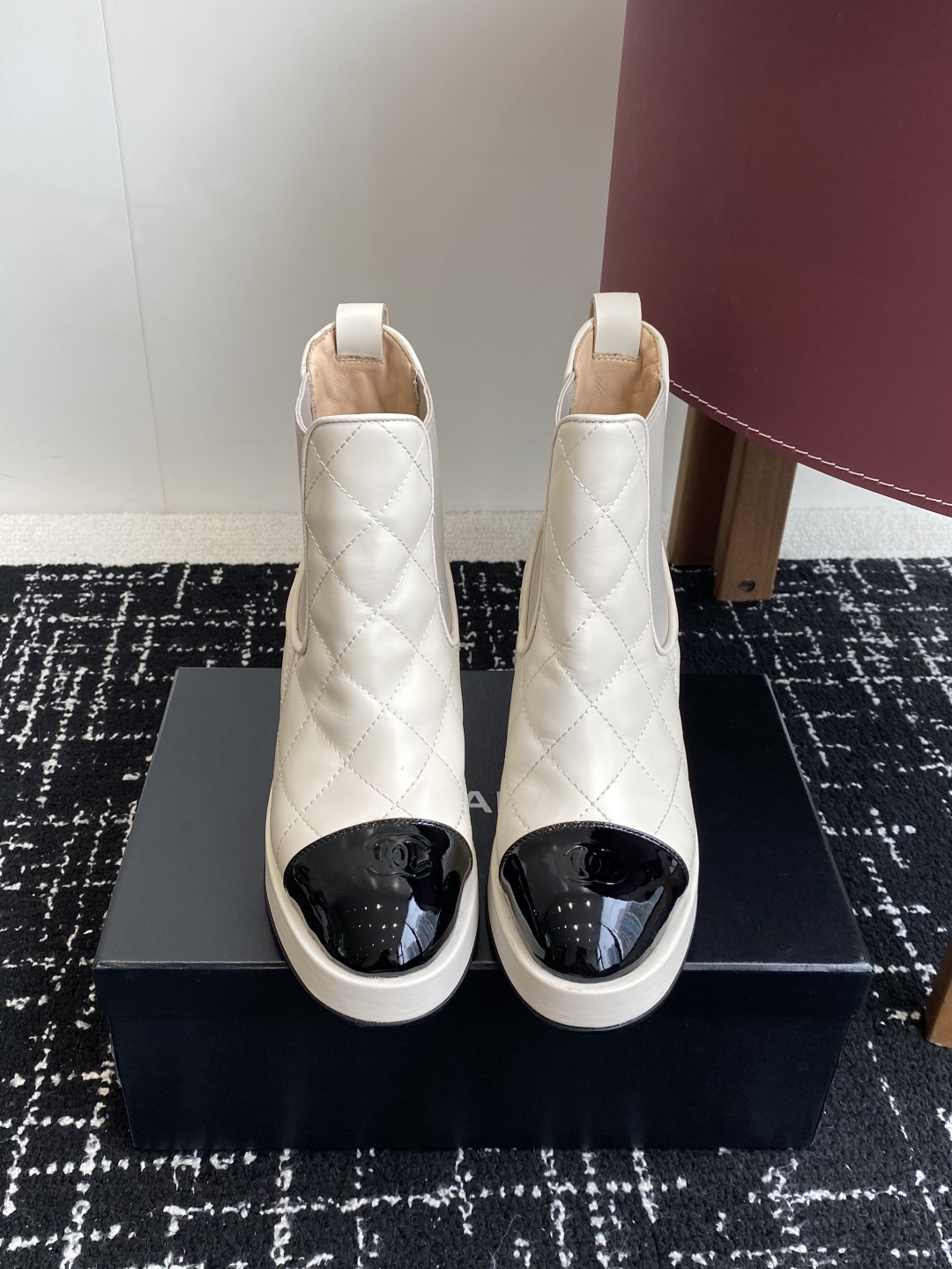 NO:592968,Purchasing agent level Chanel 25ss Autumn and Winter Series Thick heels Water platform short boots Very popular large double C design Handmade stitching is very time-consuming and labor-intensive Unique outsole double stitching method Rose red sole stickers let you inadvertently reveal highlights The outsole stitching will never come off The bottom is firm and permanent Retro is the classic rich C flavor that will be passed down forever Fabric imported sheepskin Lined suede Outsole Pu water platform and Italian genuine leather outsole Size #35-40 (40  Custom-made (non-refundable), boots, chanel, boots, sheepskin, Leather soles19860909代购级 Chanel 25ss 秋冬系列 粗跟 水台短靴 非常火的大双C设计手工车线非常耗时耗力 独特大底双拼做法 玫红色底贴让你不经意露出亮点大底车线永不脱底牢固永久复古就是经典浓郁C味永久流传 面料进口羊皮 内里小山羊皮 大底Pu水台和意大利真皮大底 Size#35-40（40 订做不退换）,靴子,chanel,boots,sheepskin,Leather soles,Women's Shoes