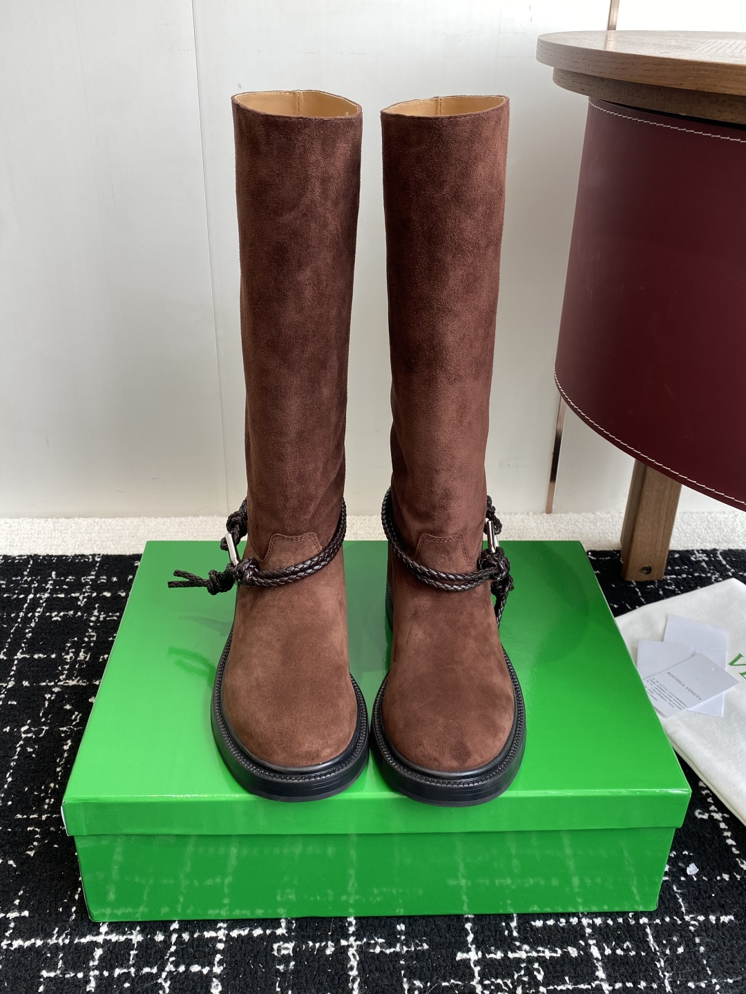 NO:592274,Purchasing agent level short boots and high boots Bottega Veneta BV one-step fashionable short boots and knight boots. So cool. I fell in love with it at first sight. This pair of rope boots must be locked. The classic rope braid wraps around the boot body, with the iconic triangular metal buckle. The black and silver collision comes with a cool filter. When you put it on, you can directly transform into a street girl, with an aura of 2.8 meters.  The boot shape is extremely long-legged. Whether it is worn with floor-length jeans for a casual and relaxed look, or worn with a mini skirt for a hot girl style, or even paired with suit pants for a professional elite route, it can be perfectly matched. It is the 'master key' to autumn and winter wear. Sisters who are struggling with autumn and winter boots, close your eyes!  Upper imported suede, lining BV traditional dark brown cowhide lining, rubber outsole combination Size35-40 (40 custom made, non-returnable), boots,bottega veneta,bottega veneta,boots,skirts,jeans,business suit,cowhide,chamois leather19860909代购级短靴高靴 Bottega Veneta BV一脚蹬时尚 短靴 骑士靴 太酷了 一眼就爱上,这双绳结靴必须锁死 经典绳结编织缠绕靴身,搭配标志性三角金属扣,黑银碰撞自带酷飒滤镜,穿上直接化身街头拽姐,气场两米八 靴型超显腿长,不管是配拖地牛仔裤走随性松弛感,还是搭迷你裙玩辣妹风,甚至配西装裤走职场精英路线,都能完美适配,秋冬穿搭“万能钥匙”就是它 纠结秋冬靴子的姐妹,闭眼冲！ 鞋面进口麂皮 内里BV传统深咖色牛皮里、 橡胶大底组合 Size35-40（40订做不退换）,靴子,bottega veneta,bottega veneta,boots,skirts,jeans,business suit,cowhide,chamois leather,Women's Shoes