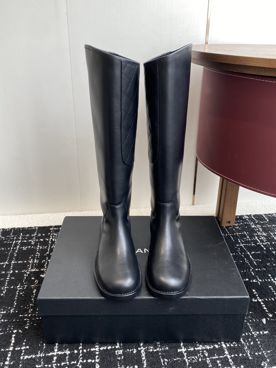 NO:592277,Purchasing agent Chanel Chanel 25 autumn and winter one-legged knight mid-boots!  Retro style boots Western cowboy boots!  Unique western boot design with smooth curves and irregular edges like free lines in the wilderness!  With a casual and free taste, let every step be uninhibited and refined!  Whether paired with smart suit pants to create a cool urban style, or paired with an elegant dress to create a strong and soft aesthetic. Or paired with jeans to create an authentic western style!  The upper is made of imported calfskin, the lining is water-dyed cowhide, and the Italian genuine leather outsole is Size35-41 (40 and 41 are custom-made and cannot be returned or exchanged), boots, chanel, chanel, boots, skirts, jeans, business suit, cowhide, Leather soles19860909代购级 Chanel 香奈儿25秋冬 一脚蹬骑士中靴高靴！复古风靴子西部牛仔靴！ 独特的西部靴筒设计 流畅的曲线,不规则的边缘如同旷野中的自由线条！带着随性洒脱的味道.让每一步都踏出不羁与精致！ 无论是搭配干练的西装裤 打造都市酷飒风 还是与飘逸的连衣裙相配 碰撞出刚柔并济的美感.亦或是配上牛仔裤 演绎原汁原味的西部风情！ 鞋面采用进口小牛皮 内里垫脚水染牛皮 意大利真皮大底 Size35-41（40 41定做不退换）,靴子,chanel,chanel,boots,skirts,jeans,business suit,cowhide,Leather soles,Women's Shoes