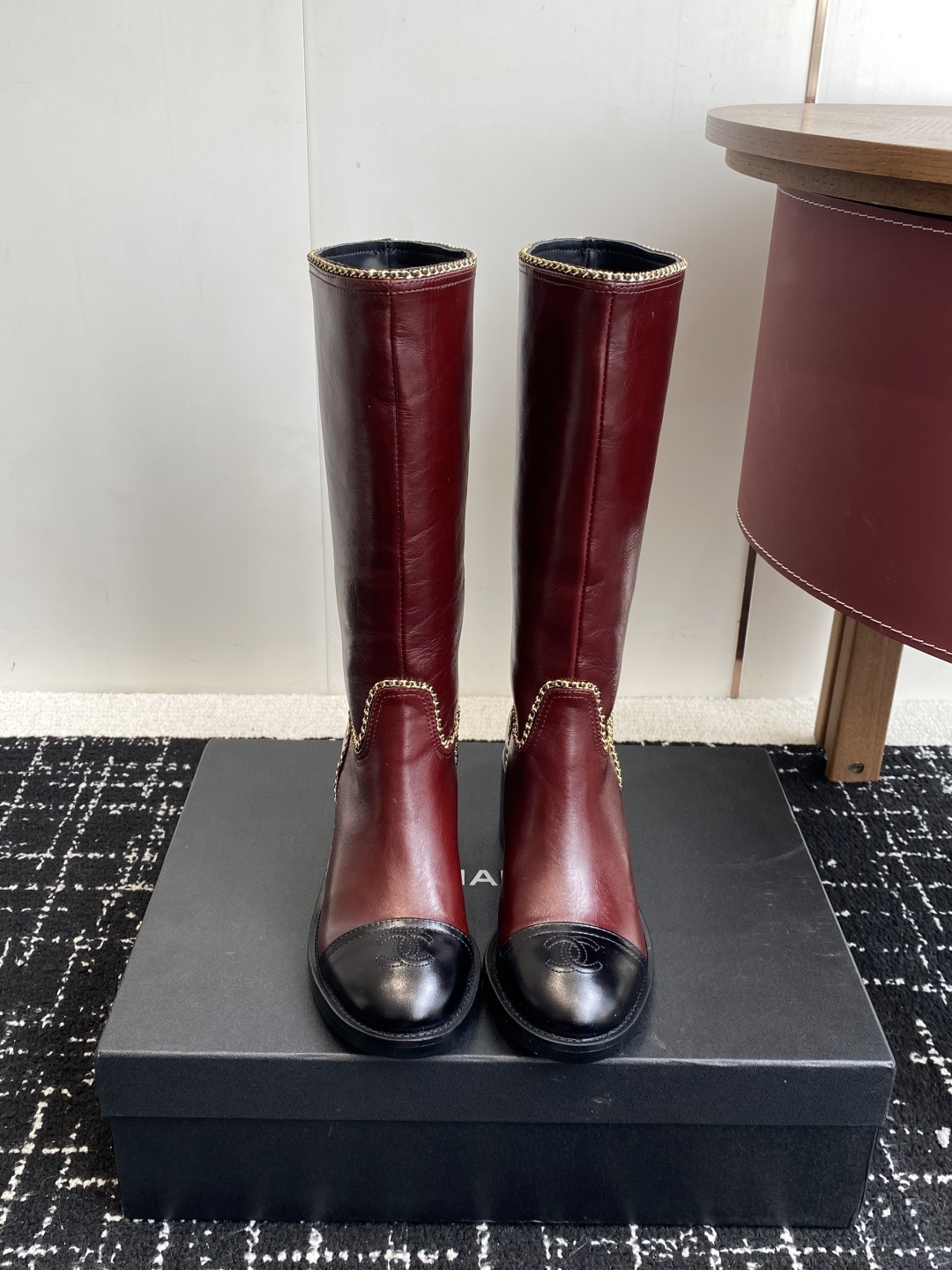 NO:592280,Purchasing agent Chanel Xiaoxiang 25ss new autumn and winter style round toe zipper mid-boots. This thick sole has a high export rate in European and American street photos. It is also very popular on Instagram. I adjusted the shoe last for a month. The overall smoothness of the lines remains consistent with the original version. It is really charming. I believe that women with taste will fall in love with it. The CHANE*L series will never disappoint. It is a weapon for goddesses... Fabric: imported cowhide. Lining: imported sheepskin.  Feet: Imported cowhide Outsole: Genuine leather outsole imported from Italy Size#35-39 (40-41 custom-made, non-returnable), boots, chanel, boots, cowhide, sheepskin, Leather soles19860909代购级 Chanel 小香 25ss 秋冬新款 圆头拉链 中靴 这款厚底在欧美街拍中出境率超高,ins也是火了一把,调鞋楦都调了一个月 整体线条流畅性保持跟原版一致,真的太有魅力了,我相信有品味的女人会看上它,CHANE*L系列一向不会令人失望,女神的利器…… 面料:进口牛皮 内里:进口羊皮 垫脚:进口牛皮 大底:意大利进口真皮大底 Size#35-39（40 41订做不退换）,靴子,chanel,boots,cowhide,sheepskin,Leather soles,Women's Shoes