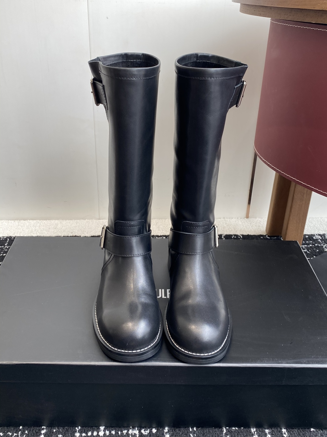 NO:592254,Purchasing agent Ann Demeulemeester 25 niche autumn and winter show short boots. The more I look at this year's show boots, the more I like them. Imported calfskin and imported cow suede are full of high-end feeling. The boot opening is loose and soft and super comfortable. The height will not jam the knees and it is not easy to show leg bends. The dark style is highly recommended!  Super slim legs!  And it’s super easy to put on and take off. You can put it on and take off directly without unbuttoning. Size 35-40 (custom order of 40 is non-refundable), boots, cowhide19860909代购级 Ann Demeulemeester 25小众秋冬秀款短靴 今年的秀款靴子越看越喜欢 进口小牛皮和进口牛反绒 高级感满满 靴口松松软软超舒适 这个高度不会卡膝盖也不容易显腿弯 暗黑系超级推荐！超显腿细！而且穿脱超方便,不用解扣子直接穿脱 Size35-40（40订做不退换）,靴子,boots,cowhide,Women's Shoes