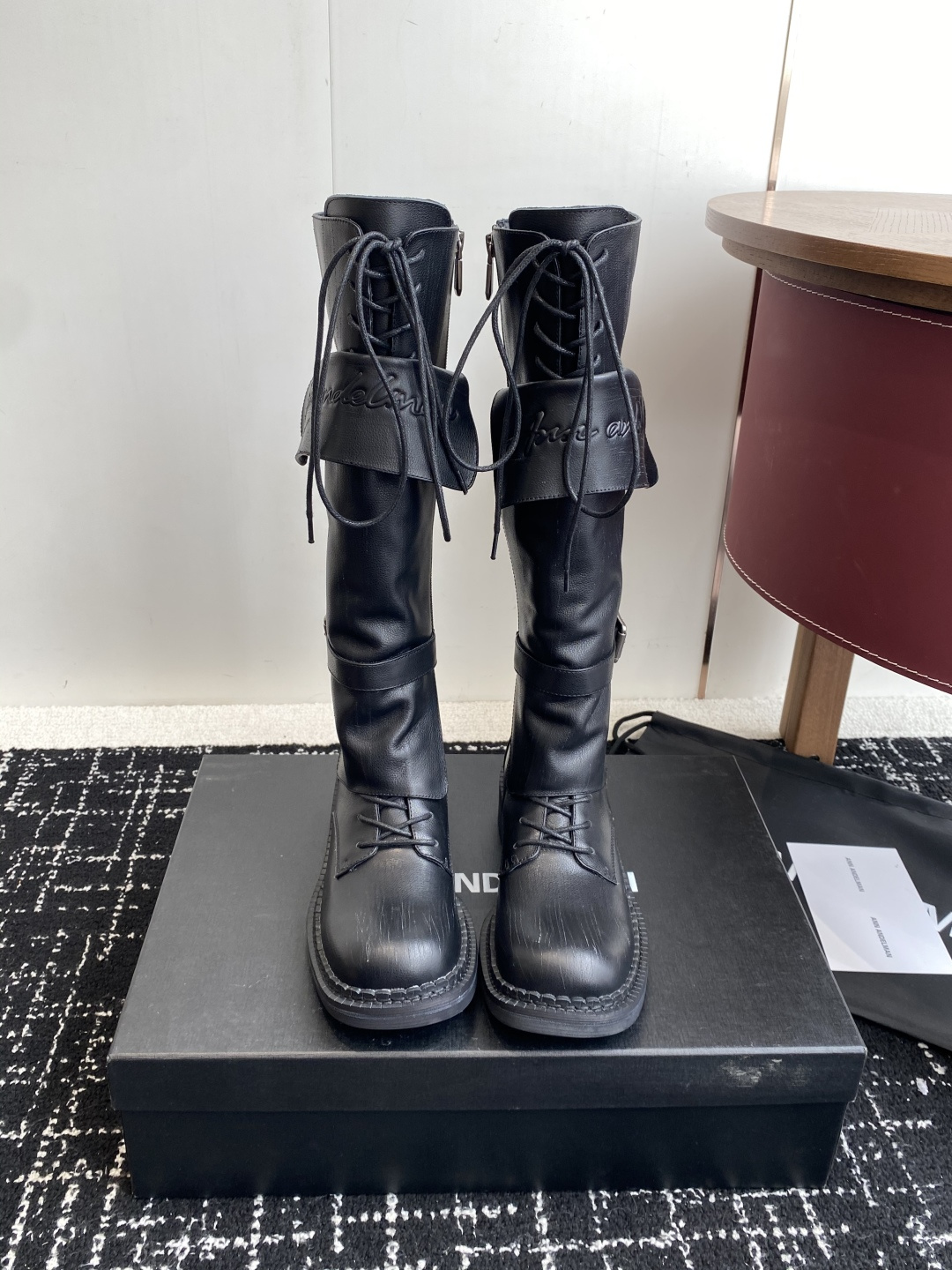 NO:592257,Purchasing-grade short boots, high boots, Ann andelman 25 niche belt buckle retro high boots/short boots. The body of the shoe is made of fetal cow textured leather. The natural texture has a retro texture that has been deposited by time. You can feel the stunning physical texture by touching it. Say goodbye to the flat visual thinness. The eye-catching strap belt buckle design breaks the boring feeling of high boots. The freely adjustable lace details not only add a layer of styling, but also fit the leg lines and modify the neat leg shape.  Whether you pair it with a woolen coat to create a French elegance or a leather skirt to create a cool style, you can easily stand out from the crowd as a 'basic style' and use a niche design sense to wear an effortless high-end retro style. Size 35-41 (40 41 custom-made, non-refundable), boots, boots, skirts19860909代购级短靴 高靴 Ann andelman 25小众皮带扣复古高靴/短靴 甄选胎牛摔纹皮料打造鞋身 自然纹理自带时光沉淀的复古质感 上手触摸便能感知实物质感的惊艳 告别平面化的视觉单薄 点睛的绑带皮带扣设计 打破高靴的沉闷感b可自由调节的系带细节既添造型层次 又能贴合腿部线条 修饰出利落腿型 无论是搭配毛呢大衣营造法式优雅 还是配皮质短裙打造酷飒风格 都能让你在人群中轻松跳出“基础款”,用小众设计感穿出不费力的高级复古味 Size35-41（40 41订做不退换）,靴子,boots,skirts,Women's Shoes