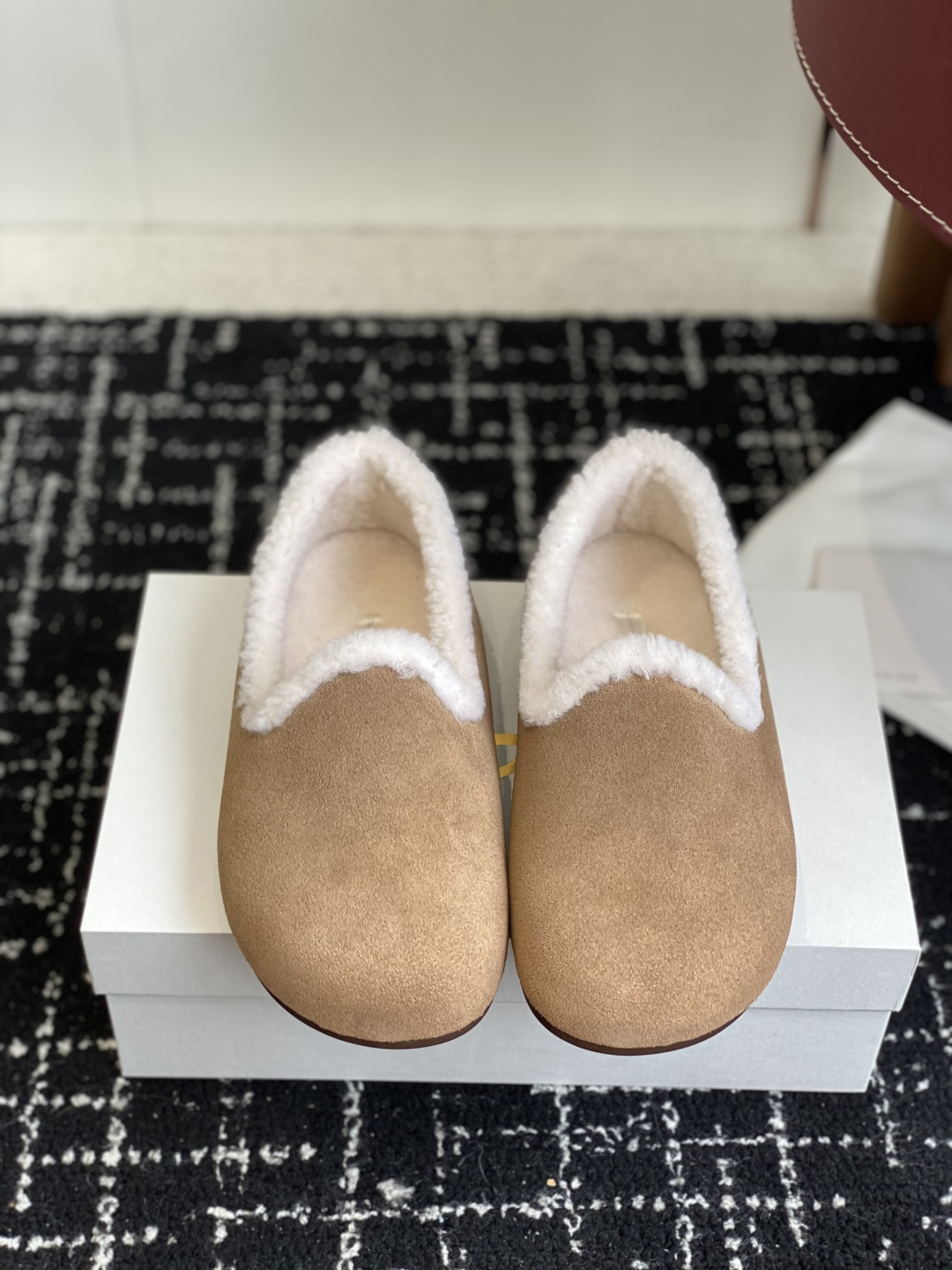 NO:592268,Dongguan purchasing agent Therow's new wool bun shoes and loafers are simply the most beautiful women's shoes of the year. They exude French elegance as soon as you put them on. They are high-end and fashionable. They are both salty and sweet. They are full of literary style and full of temperament!  Good-looking and easy to wear, they are simply a classic of Fengmo around the world, especially the soft and delicate crocodile pattern cow suede fabric, which immediately makes these ballet shoes unique and the texture is super great!  The design of the toe is simply perfect, with just the right curvature, soft and elastic, and the overall look is both majestic and fashionable. The simple upper design cleverly incorporates fashionable elements, and the strap design is extremely considerate. Whether you have wide feet, fat feet, or thin feet, you can easily wear them beautifully. The shoe design is simple yet delicate, making people fall in love with it at first sight!  The overall lines are smooth and natural, with no unnecessary decoration, but it reveals a different kind of sophistication, and its texture is really light and thin, making it feel effortless to wear on the feet. The lace design not only adds a British retro atmosphere, but also greatly improves the stability and comfort of the shoes. You can freely adjust the tightness of the laces according to your foot shape, and there is no need to worry about pressing the instep!  The inner pads are all made of imported lamb wool, which is thick, warm and comfortable. The imported abrasive outsole is high-end and textured. It’s really a good thing but it comes at a high price. Only top-tier luxury brands use this material!  It is low-key and luxurious, adding a sense of luxury to your overall look. Fabric imported fetal cow velvet Lining/foot pads imported lamb wool Outsole: wear-resistant and non-slip rubber mold outsole Size 35-40 (40 non-refundable), loafers, fur shoes, loafers19860909东莞代购级 Therow新款羊毛包子鞋 乐福鞋 简直就是本年度最美丽的女鞋嘛,一穿上就散发出法式优雅的气质,高级又时髦,简直是可盐可甜,文艺范儿十足,气质爆棚！ 好看又好穿,简直就是风魔全球的经典之作,特别是那柔软细腻的鳄鱼纹牛反毛皮面料,让这款芭蕾舞鞋立马变得与众不同,质感超级棒！ 鞋头的设计简直是完美无缺,弧度恰到好处,柔软而有弹性,整体看起来既大气又不失时尚感,简约的鞋面设计巧妙地融入了时髦元素,带条设计更是贴心至极,无论你是宽脚、胖脚还是瘦脚都能轻松穿出美感. 鞋子的鞋型设计简约而不失秀气,让人一眼就爱上！整体线条流畅自然,没有多余的装饰,却透露出一种别样的精致感,而且它的质感真的很轻薄,穿在脚上仿佛没有负担,让人倍感轻松. 系带设计不仅增加了英伦复古气息,还大大提升了鞋子的稳固性和舒适度.你可以根据自己的脚型自由调节系带松紧度,完全没有压脚背的烦恼！ 内裡垫脚均采用进口羊羔毛厚实保暖又舒适 进口磨具大底高档有质感,真的是好东西自然价格不菲.只有一线大牌奢侈品才会用到这种材料呢！它低调而奢华,为你的整体造型增添了几分高级感. 面料进口胎牛绒 内里/垫脚进口羊羔毛 大底:耐磨防滑橡胶模具大底 Size35-40 (40不退换),乐福鞋毛毛鞋,loafers,Women's Shoes