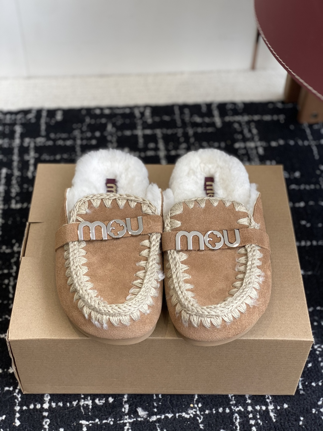 NO:592265,Purchasing agent Mou fashionable brand wool half-mugs. Highly recognizable shoe design style, combining nature and fur art. Trendy items that are popular around the world in autumn and winter. Warmth artifacts. Favorites of fashion bloggers. Cute and ugly snow boots. Upper. Fully hand-stitched with fur. Lining. Wool outsole. TPU wear-resistant and non-slip outsole. Size#35-39 (40-41 custom-made, non-returnable and non-replaceable), half-mug fur shoes, boots.19860909代购级 Mou潮牌羊毛半拖 辨识度极高的鞋履设计风格,大自然和皮草艺术结合 秋冬季节风靡全球的潮流单品,保暖神器,时尚博主最爱,呆萌丑萌雪地靴 鞋面 皮毛一体全手工缝线 内里 羊毛 大底 tpu耐磨防滑大底 Size#35-39（40 41定做不退不换）,半拖毛毛鞋,boots,Women's Shoes