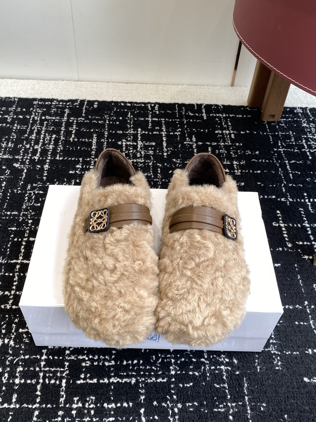 NO:592259,Purchasing agent level LOEWE 25ss autumn and winter series wool back-stepping bun shoes. I have been attracted by this brand since it came out. I have been looking for it for a long time before I found the goods. It is really hard to find a pair of shoes. They are really super good-looking. My sisters gave me Size 35-40 (customized for 40, non-returnable), furry shoes, loewe19860909代购级 LOEWE 25ss 秋冬系列 羊毛 后踩 包子鞋 这个品牌刚出我就心动了 代购找很久才买到货,真的一鞋难求,真的超级好看,姐妹们给我冲 Size35-40（40定做不退换）,毛毛鞋,loewe,Women's Shoes