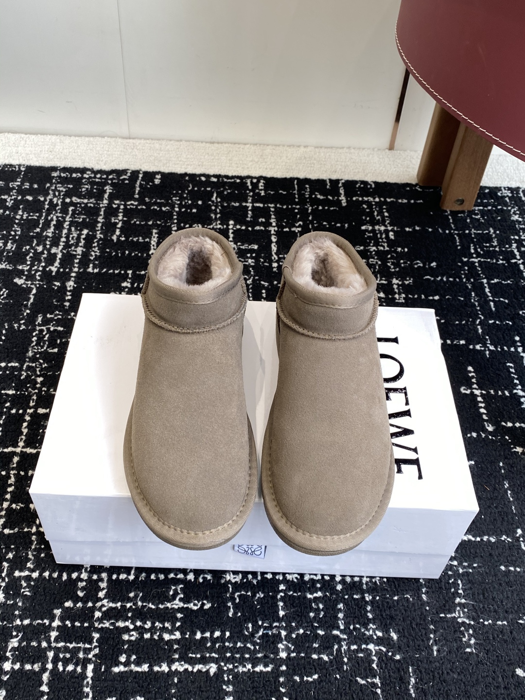 NO:592256,Purchasing agent LOEWE 25ss autumn and winter Loewe also has its own snow boots!  Loewe's fur integrated boots, I said they can keep warm and are so light and soft. They can only be Loewe's, right? They are made of sheepskin and fur. Under the craftsmanship of a century-old handicraft workshop, they are light and soft, very light and very soft. The outer surface is made of nubuck, which has the texture of suede, but is very durable!  !  !  Who can resist such a pair of boots that are warm, light and soft. Purchasing authentic products and developing perfect replicas. The designer launches to explore the concept of originality and appropriation in the fashion industry. Heritage and classics come from Loewe. It can only be said that the feet feel incomparable and warm. You can only understand it the moment you put it on. The fabric is original lamb fur and fur (cold protection and warmth). The outsole is original open mold non-slip sole. Size#35-40 (custom-made for 40, non-returnable) (one size off)  (Size up a size), snow boots, loewe, loewe, boots, sheepskin, chamois leather19860909代购级 LOEWE 25ss 秋冬 罗意威 也有自己的雪地靴了！ 罗意威皮毛一体靴俺就说能保暖还能这么轻这么软乎的靴子也只能是罗意威了吧羊皮毛一体的材质 在百年手工坊的工艺下,轻盈柔软,非常轻非常软糯 外面做的正绒面工艺,有麂皮的质感的同时,但非常的经久耐用！！！ C这么一双又保暖、又轻盈又软平的靴子谁能拒绝. 正品购入开发 完美复刻 设计师推出探索时尚界对于原创与挪用的概念 传承与经典来自 Loewe 只能说脚感无敌保暖只有穿上的那一刻才懂 面料原版羊羔毛皮毛一体（防寒保暖） 大底原版开模防滑鞋底 Size#35-40（40订做不退换）（偏下一个码 往大拍一个码）,雪地靴,loewe,loewe,boots,sheepskin,chamois leather,Women's Shoes