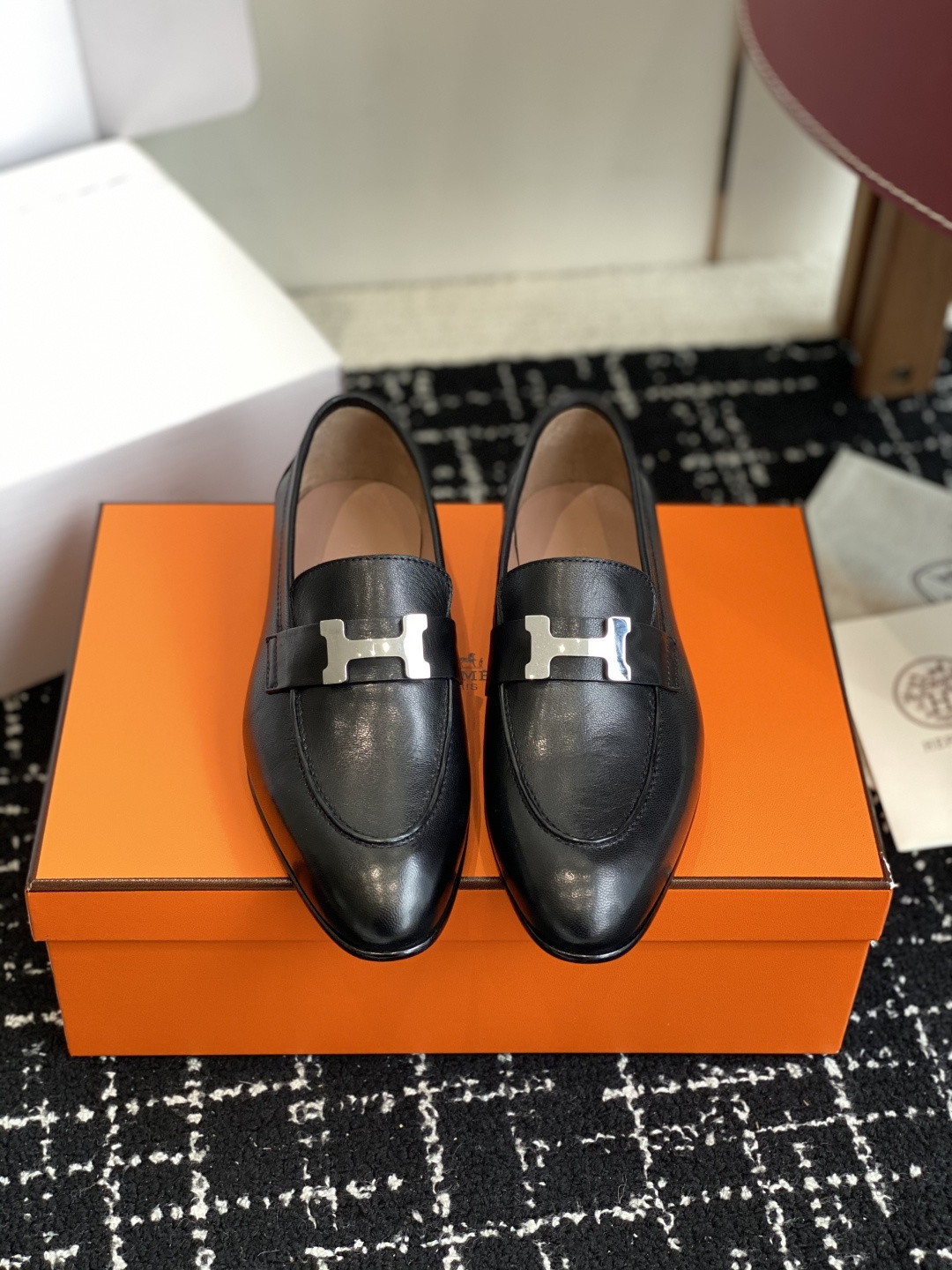 NO:592252,Dongguan purchasing agent grade (official website synchronization box packaging) Hermes Hermes loafers are undoubtedly the leader in luxury goods. Every single product is deeply rooted in the hearts of the people. Although the styles are few, they are better in refinement and classics. They will never go out of style. They are a brand that maintains and appreciates value. It is really rare to sincerely create such a reputation among consumer goods!  This pair of shoes is a classic style of this brand. It is decorated with metal buckles exclusive to Hermès. It is a classic that has become more and more beautiful over the course of history. We will bring out some goods from the channel in small quantities!  The leather feels very, very soft and feels like baby skin!  Feel the luxury!  Supplies are huge!  Imported calfskin upper, lining and feet are all imported sheepskin, genuine leather TPU sole, Size 35-41 (40 41 custom-made, non-refundable), leather shoes, hermes, hermes, loafers, cowhide, sheepskin19860909东莞代购级（官网同步盒包装） Hermes 爱马仕乐福鞋 毋庸置疑是奢侈品中的翘楚 每个单品出来都是非常深入人心 虽然款式出的少 但是胜在精 胜在经典 从来不会过时 属于保值升值的品牌 在消费品里面真心作出这样的口碑来 也是实属难得！ 这款单鞋 在这个品牌经典款式 专属爱马仕的金属扣装饰 经典是经过历史长河而越看越好看 渠道货调出来一点货 少量！ 皮质触感非常非常柔嫩的感觉 婴儿般肌肤的触感！奢华感受！耗材巨大！ 进口小牛皮鞋面 内里垫脚都是进口绵羊皮,真皮tpu贴底 Size35-41（40 41 订做不退换）,皮鞋,hermes,hermes,loafers,cowhide,sheepskin,Women's Shoes