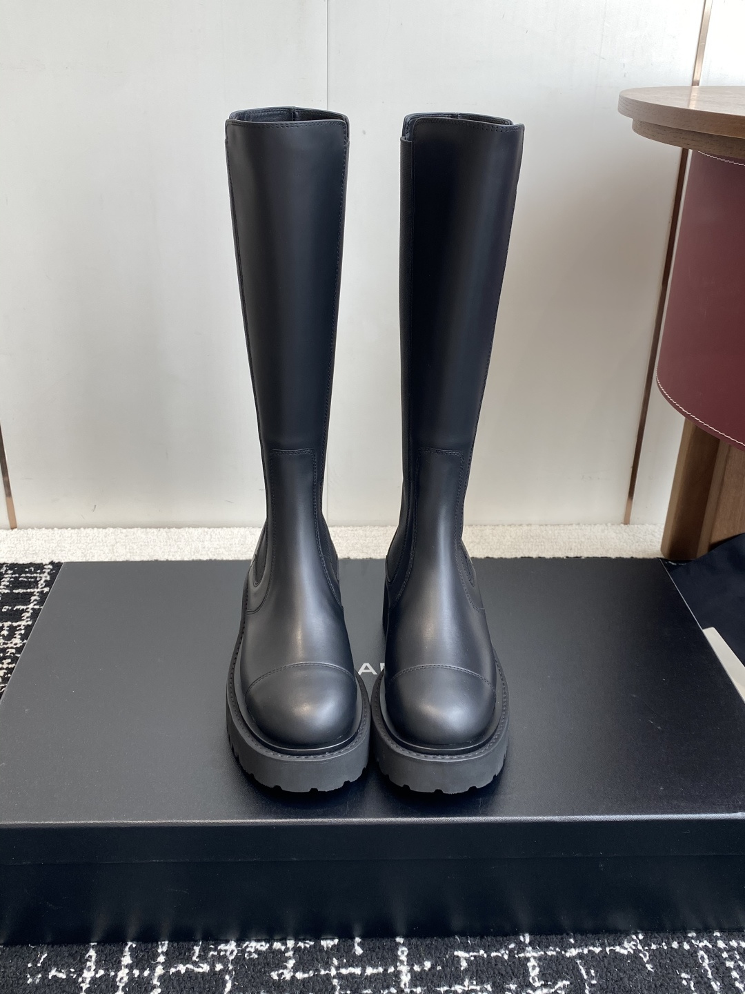 NO:592250,Dongguan purchasing agent-grade short boots and high boots (official website sync box packaging) Chanel 25k new Chelsea short boots, long boots, knight boots, autumn and winter catwalk models, the upper feet are particularly versatile, any fairy can easily control it, imported calfskin upper, sheepskin lining, original open mold wear-resistant foam bottom, Size: 35-40 (40 customized, non-refundable), boots, chanel, boots, cowhide, sheepskin19860909东莞代购级短靴 高靴（官网同步盒包装） Chanel 25k新款切尔西 短靴 长靴 骑士靴 秋冬走秀款 上脚特显腿型百搭 任何仙女都可以轻松驾驭  进口小牛皮鞋面羊皮内里垫脚原版开模耐磨发泡底 Size: 35-40（40订做不退换）,靴子,chanel,boots,cowhide,sheepskin,Women's Shoes
