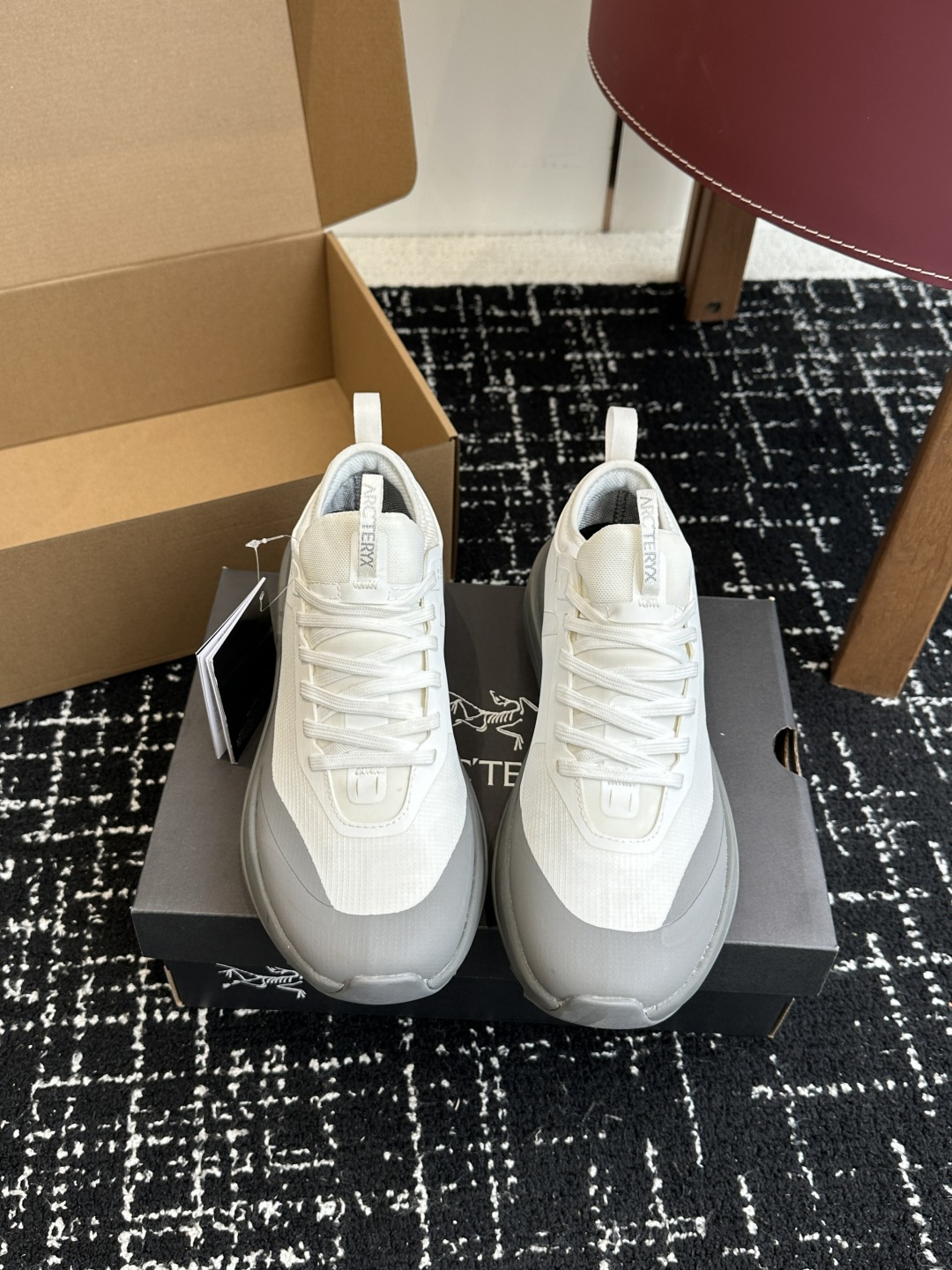 NO:592248,Purchasing agent ARCTERYX SYLAN 2025 new all-outdoor men's and women's multi-functional trail shoes, breathable sports shoes for rock climbing. The shoe structure midsole TPU chassis supports the protection of the feet. 3D molded rubber toe cap, integrated lacing system. The upper is made of tear-resistant mesh, TPU protective film and nubuck synthetic fabric. Lightweight, breathable, comfortable and wear-resistant, the insole is 4mm thick OrthoLite 3D molded insole.  The sole is made of Vibran, which is super elastic, non-slip and wear-resistant. Size Size36 37 38 39 40 41 42 43 44, casual shoes/sports shoes arc'teryx, sneakers19860909代购级 ARCTERYX始祖鸟 SYLAN 2025新款全户外男女同款 多功能越野鞋, 透气运动鞋攀岩旅 鞋子结构中底TPU底盘支持保护双脚 3D模具制橡胶鞋头,一体化系带系统 鞋面采用防撕裂网布、TPU保护膜和牛巴革合成面料 轻便透气 舒适耐磨, 鞋垫采用4mm厚OrthoLite 3D模制鞋垫 鞋底采用Vibran大底超级高弹 防滑耐磨. 码数 Size36 37 38 39 40 41 42 43 44,休闲鞋/运动鞋arc'teryx,sneakers,Women's Shoes