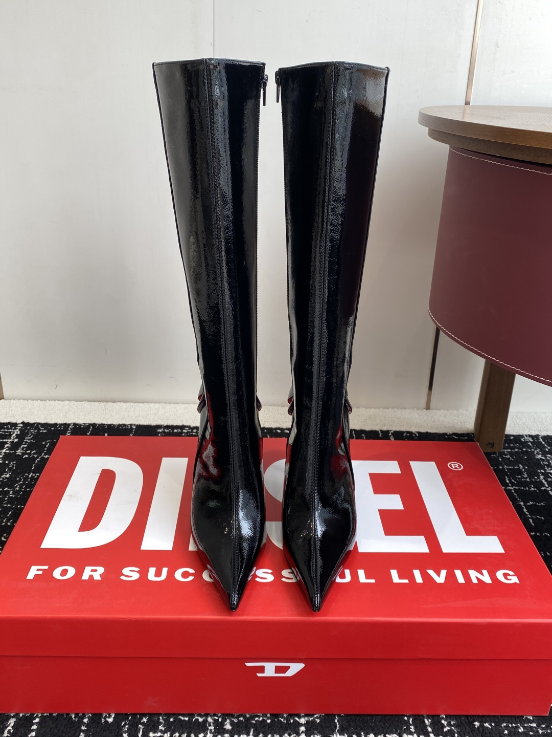 NO:592246,Purchasing-grade Diesel 25s autumn and winter classic high-heeled boots. Ultra-high-quality original development. No matter the last shape, lines, details, every bit is zero difference with the original version. We only pursue perfection. The zipper design is easy to put on and take off. The new element of high heels has become the mainstream trend this year. The lines are smooth and three-dimensional. The upper foot is very slimming and the effect of lengthening the legs. Very sexy, allowing you to easily match it to show various styles!  The upper of the boot is made of imported butter leather, imported patent leather, the lining is made of lambskin, the outsole is imported genuine leather from Italy, the heel height is 10cm, Size35-42 (40, 41, 42 are custom-made and cannot be returned or exchanged), boots, boots, sheepskin, Leather soles19860909代购级 Diesel 25s 秋冬经典高跟高筒长靴 超高品质原版开发、无论是楦型、线条、细节、一点一滴都与原版零差距、只追求完美、拉链设计便于穿脱 高跟新元素已是今年的主流趋势.线条流畅立体 上脚十分显瘦拉长双腿的效果. 非常性感、让你轻松搭配尽显各种风格！ 靴面采用进口牛油皮 进口漆皮 内里垫脚是小羊皮 意大利进口真皮大底 跟高10cm Size35-42（40 41 42订做不退换）,靴子,boots,sheepskin,Leather soles,Women's Shoes