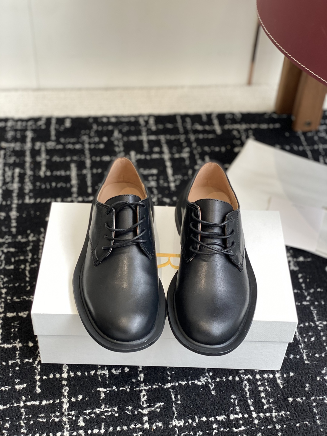 NO:592244,Dongguan purchasing agent The Row's new lace-up round-toe leather shoes. Not only are they beautiful and practical, but they are also comfortable and full of retro British style. First of all, they give people a very handsome British retro feeling. To put it bluntly, they are a pair of small leather shoes full of British style. The salt and sweetness are very elegant!  Wear it casually with socks in winter and you will have a Maillard style, which is fashionable and reduces your age. Fabric: Imported calfskin, the leather is comfortable, soft and shiny, and most importantly, easy to care for. Lining: Imported sweat-absorbent dyed cowhide. Outsole: Original molded ultra-light rubber outsole Size35/36/37/38/39/40 (40 non-refundable, loafers, loafers, cowhide, socks)19860909东莞代购级 The Row 新款系带圆头小皮鞋 美貌与实用并存之余还舒服充满复古英伦风的美拉德比鞋 ,首先就是给人一种很帅气英伦复古的感觉 说白了就是一双充满英伦风的小皮鞋 盐又甜非常的显气质！冬天搭配袜子随意穿搭都有股美拉德风范,时髦又减龄 面料: 进口小牛皮,皮料舒适柔软有光泽,最重要是还容易打理  内里: 进口吸汗透染牛皮 大底: 原版开模超轻橡胶大底 Size35/36/37/38/39/40（40不退换,乐福鞋,loafers,cowhide,socks,Women's Shoes