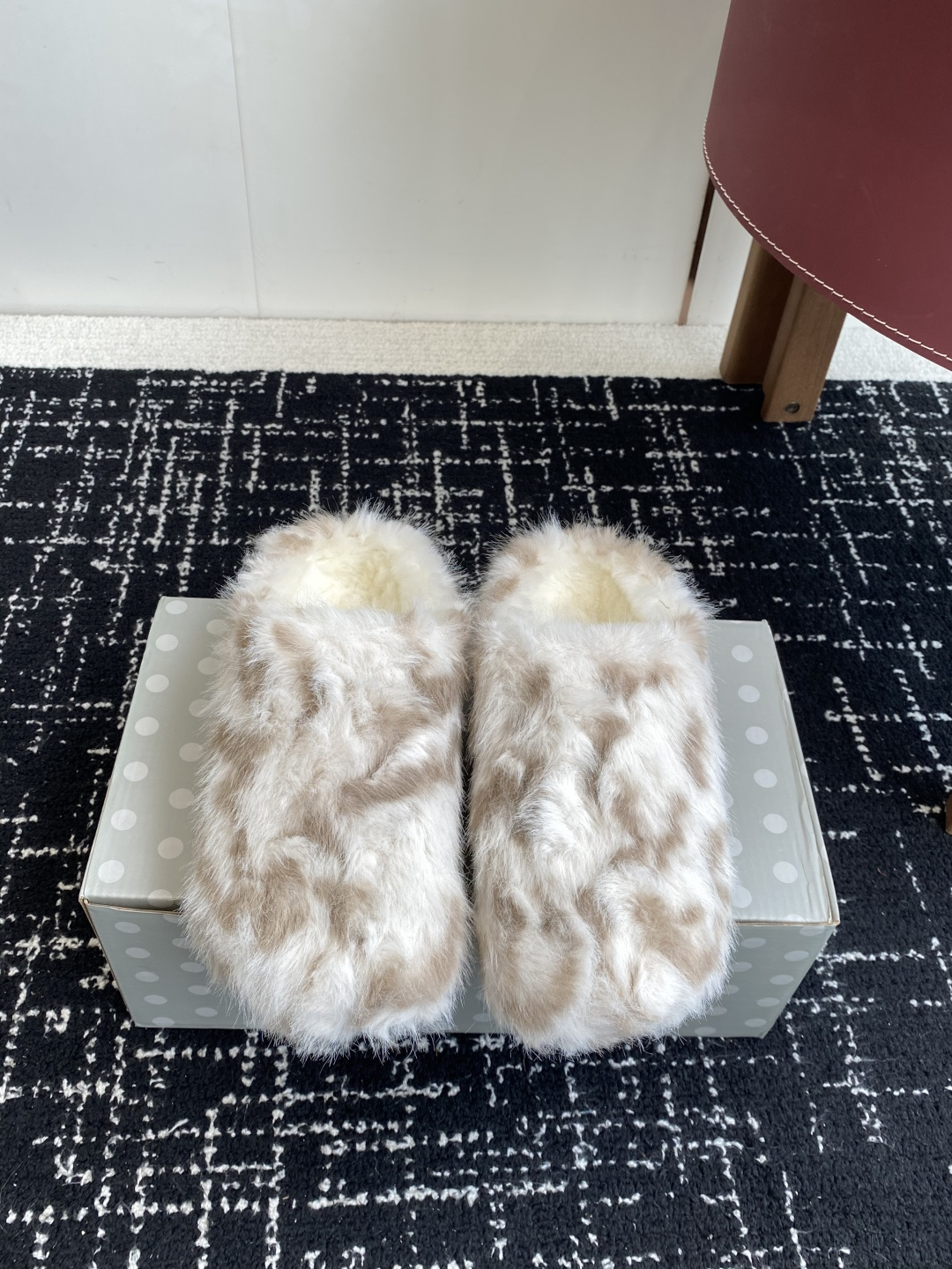 NO:592242,Purchasing agent grade Birkenstock_Baotou furry slippers BIRKENSTOCK furry shoes plus velvet cork slippers for outer wear Arizona series Wannian classic Birkenstock is strongly launched. A brand is a shoe type. Its structure is based on ergonomic design, allowing the foot to be completely liberated and comfortable. Therefore, the structure of its footbed completely fits the curvature of the foot.  The fabric is made of first-layer cowhide with a thickness of 2.8-3.0. This cowhide needs to be made from a water factory, which is very time-consuming and labor-intensive. It is filled with AAA grade wool. Therefore, the soul of this shoe is made of pure natural cork, one-time die-casting and injection molding. The physical properties are very high. It is not only breathable, comfortable but also light. In addition, the curvature fits the arch of the foot, and the cork latex has a certain shrinkage, which can fit the foot shape after being worn for a long time, making walking effortless.  It can absorb sweat to the greatest extent and provide the necessary friction to prevent sliding when walking. The outsole is made of very lightweight EVA material, with high resilience and tension, and good shock resistance and cushioning!  Fabric Original molded fabric Lining wool Cork latex foot bed Lightweight EVA outsole with good shock resistance and cushioning Size #35-40 (40 pieces are custom-made and non-returnable), semi-shoes, birkenstock, slippers, cowhide19860909代购级 勃肯_包头 毛毛拖鞋 BIRKENSTOCK毛毛鞋加绒软木拖鞋外穿Arizona系列 万年经典勃肯强势推出,一个品牌就是一个鞋子类型,其构造鉴于人体工学设计,让脚完全解放舒适打 造的,所以其脚床的构造完全贴合脚的弧度. 面料采用2.8-3.0厚底的头层牛皮,此牛皮需要从水厂开始做皮,非常的费时费事、AAA级羊毛里,所以此款鞋子的灵魂,采用纯天然软木一次性压铸射出成型,物性非常的高,不 但透气 舒适还轻便,再加上弧度贴合脚弓,而且软木乳胶有一定的收缩性,长时间穿着后能贴合脚型,让走 路毫不费劲. 能最大程度的吸汗还能提供必要的摩擦力,不会让走路滑动.大底采用非常 轻便EVA材质,回弹性和张力高,具有良好的防震性和缓冲性！ 面料原版开模面料 内里羊毛 脚床软木乳胶 鞋底轻便EVA大底,具有良好的防震,缓冲性 Size#35-40（40 订做不退换）,半拖毛毛鞋,birkenstock,slippers,cowhide,Women's Shoes