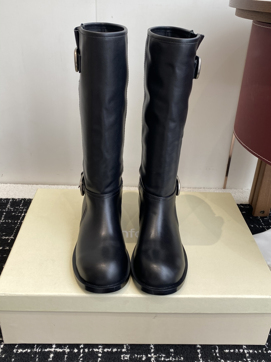 NO:592234,Purchasing agent Unfolio 25 autumn and winter new buckle heap boots, knight boots, are called the best-looking heap boots this year, without exaggeration, retro and versatile, lazy and simple, the upper is made of imported cowhide/cow suede, sheepskin lining, Italian imported injection molding outsole Size35-41 (40 41 custom-made, non-refundable), boots, boots, cowhide, sheepskin19860909代购级 Unfolio 25秋冬新款搭扣堆堆靴 骑士靴 称之为今年最好看的堆堆靴,毫不过分,复古百搭,慵懒简约 鞋面采用进口牛皮/牛反绒,羊皮内里,意大利进口注塑大底 Size35-41（40 41订做不退换）,靴子,boots,cowhide,sheepskin,Women's Shoes