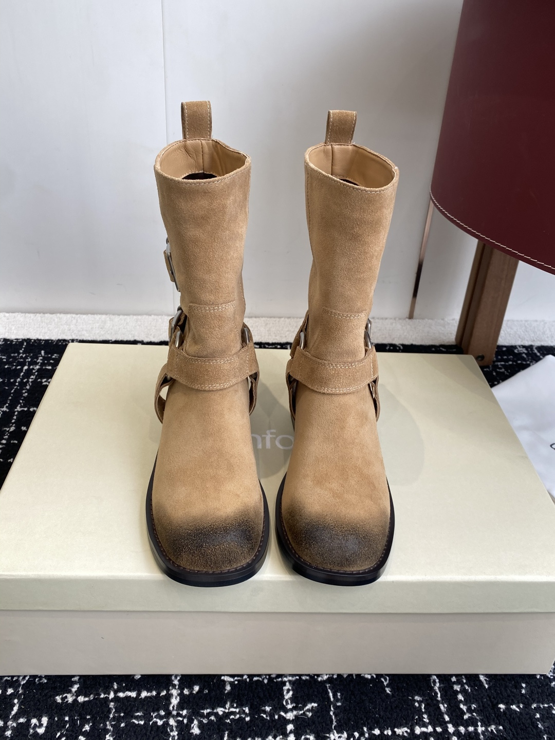 NO:592236,Purchasing agent Unfolio 25 new autumn and winter buckle short boots are called the best-looking short boots this year, without exaggeration, retro and versatile, lazy and simple. The upper is made of imported cowhide/cow suede, sheepskin lining, Italian imported injection molded outsole Size 35-41 (40 41 custom-made, non-refundable), boots, boots, cowhide, sheepskin19860909代购级 Unfolio 25秋冬新款搭扣 短靴 称之为今年最好看的短靴,毫不过分,复古百搭,慵懒简约 鞋面采用进口牛皮/牛反绒,羊皮内里,意大利进口注塑大底 Size35-41（40 41订做不退换）,靴子,boots,cowhide,sheepskin,Women's Shoes