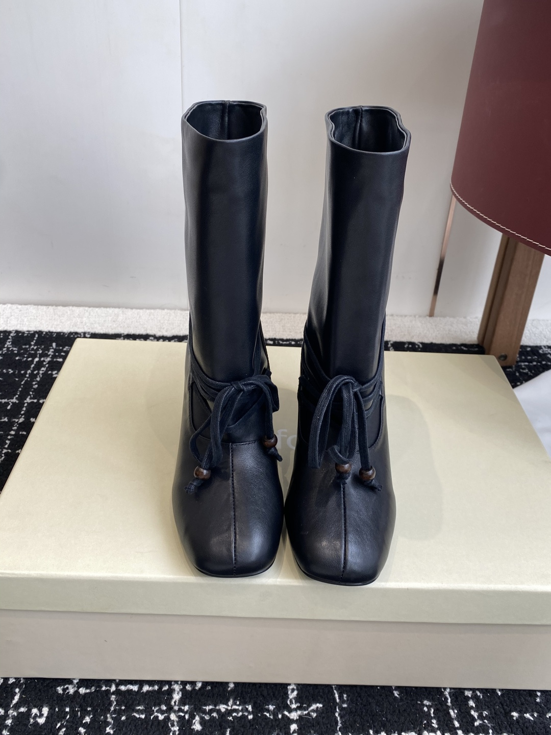 NO:592238,Purchasing agent Unfolio 25 new autumn and winter thick heel distressed short boots are called the best looking short boots this year, without exaggeration, retro and versatile, lazy and simple. The upper is made of imported cowhide/cow suede, sheepskin lining, Italian imported injection molded outsole Size 35-41 (40 41 custom-made, non-refundable), boots, boots, cowhide, sheepskin19860909代购级 Unfolio 25秋冬新款 粗跟 做旧短靴 称之为今年最好看的短靴,毫不过分,复古百搭,慵懒简约 鞋面采用进口牛皮/牛反绒,羊皮内里,意大利进口注塑大底 Size35-41（40 41订做不退换）,靴子,boots,cowhide,sheepskin,Women's Shoes