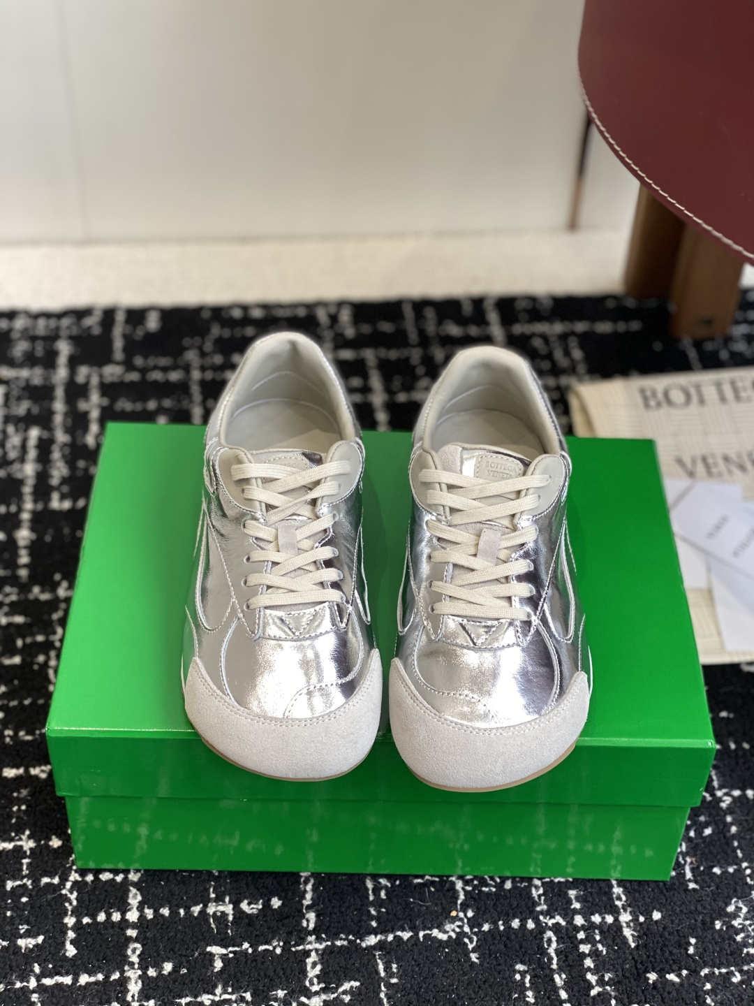 NO:592249,Purchasing agent level Bottega Veneta BV Bottega Veneta 25ss new Forrest Gump shoes Dexun sneakers Sneaker technology nylon and suede, inspired by retro sneakers, a new interpretation of classic sneakers, a light, comfortable and breathable summer must-have item. The soles are made of classic imported suede, full of texture!   Size female 35-40 (40 custom made, non-refundable), casual shoes/sports shoes,bottega veneta,bottega veneta,bottega veneta,sneakers,chamois leather19860909代购级 Bottega Veneta BV葆蝶家 25ss新款 阿甘鞋 德训运动鞋 Sneaker科技尼龙和绒面打造,灵感来自复古球鞋,全新演绎经典运动鞋,轻便、舒适、透气的夏季必备单品 鞋底采用经典的进口麂皮 满满的质感呈现！  Size女35-40（40订做不退换）,休闲鞋/运动鞋,bottega veneta,bottega veneta,bottega veneta,sneakers,chamois leather,Women's Shoes