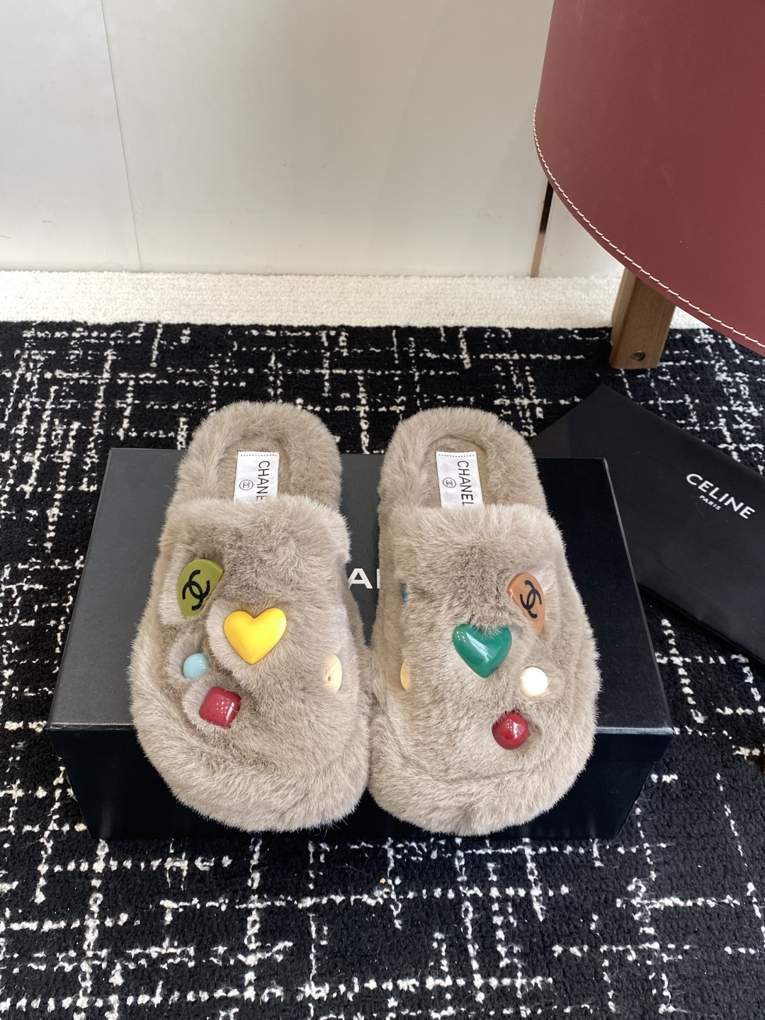 NO:592247,Purchasing agent Chanel classic double C furry slippers for all seasons!  This fur flip flop is so cute~ The soft and fluffy fur is comfortable and warm for the feet! It increases the height and makes the legs longer! It is casual and lazy with socks in autumn and winter. The upper feet are really beautiful and fashionable! So beautiful and beautiful! Imported wool, delicate, soft and silky rubber outsole Size#35-39 (40 41 customized non-returnable), half-flop fur shoes, chanel, slippers, socks19860909代购级 Chanel 经典四季双C毛毛拖鞋！这款毛拖真的是真太可爱了～ 柔软蓬松的毛毛,舒服暖脚! 增高显腿长! 秋冬搭配袜子休闲又慵懒 上脚真的好看又时髦!美腻美爆了! 进口羊毛,手感细腻柔软丝滑 橡胶大底 Size#35-39（40 41订做不退换）,半拖毛毛鞋,chanel,slippers,socks,Women's Shoes