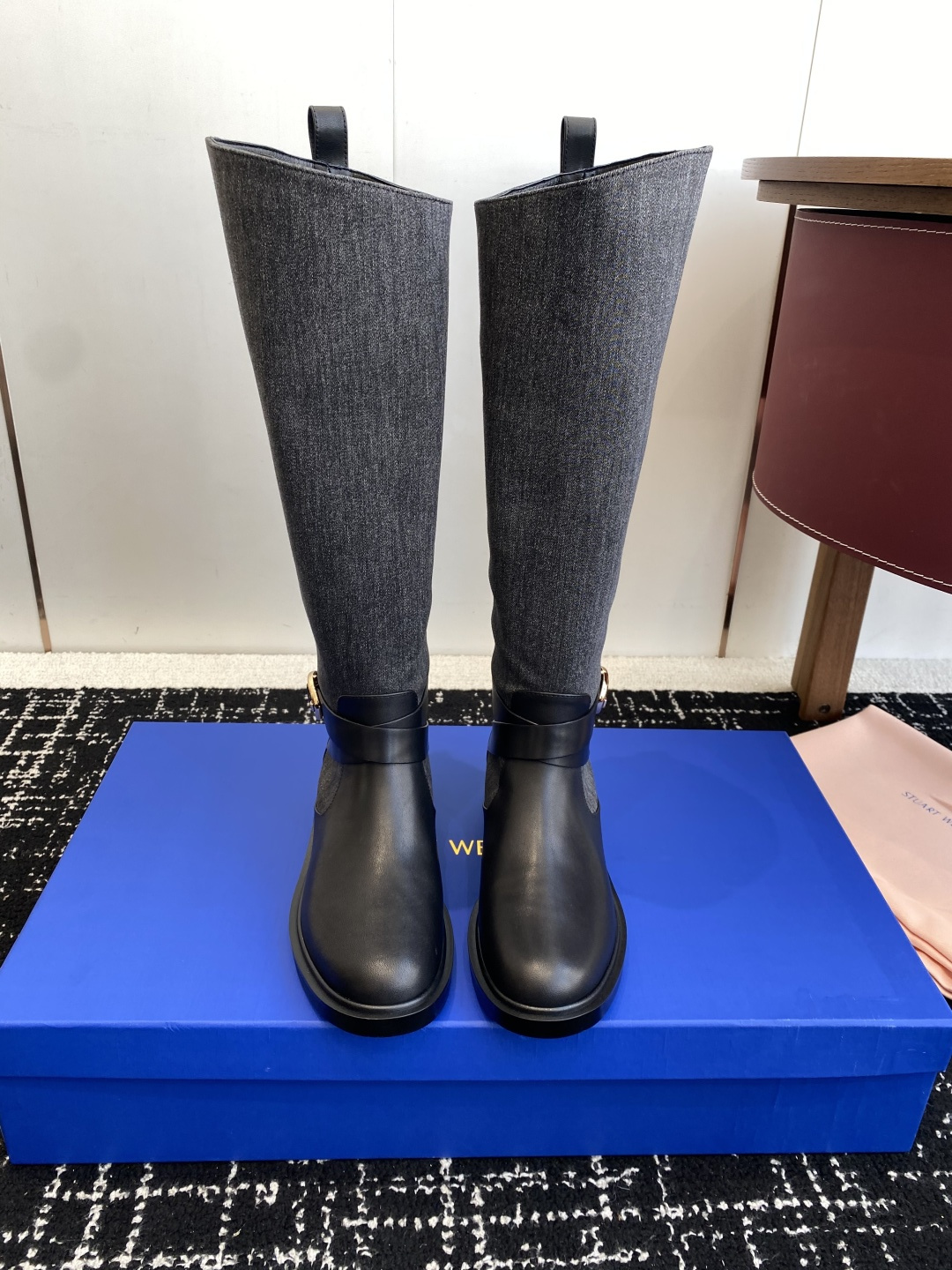 NO:592245,Purchasing agent grade denim suede Stuart Weitzman new autumn and winter knight boots top version classic simple style!  The mid-tube design is very cool!  sw's shoes are getting more and more popular, and the professional shoe makers really have to say that the rounded toe box is suitable for friends with different foot types, and it is very comfortable on the feet!  Speaking of the most popular footwear item among fashionistas in the autumn and winter of the past two years, there is no doubt that knight boots are the best. Whether worn with shorts, skirts or leggings, they are all trendy and cool. In addition, knight boots are also a magic weapon for curing crooked calves and excessive calf fat. Whoever wears them has better legs!  !  Black is cool and handsome. It has irresistible charm and looks more elegant. Not only does it look stylish on the feet, but it also makes the legs look slimmer... Knight boots are really a very classic and retro existence!  Upper calfskin/suede, washed denim velvet, lining sheepskin, outsole rubber Size35-40 (40 custom made, non-returnable), boots, stuart weitzman, boots, skirts, shorts, cowhide, sheepskin, chamois leather19860909代购级牛仔绒 麂皮 Stuart Weitzman 秋冬新款 骑士靴 顶级版本 经典简约风格！中筒设计很帅气哦！sw家的鞋子越穿越上头,专业做鞋子的真的没得说圆润鞋头适合不同脚型的小伙伴,上脚非常舒适！ 说到近两年秋冬最受时髦精欢迎的鞋类单品,毋庸置疑是骑士靴了,无论是搭短裤、短裙还是小脚裤,无一不时髦甜酷.此外,骑士靴还是专治小腿弯曲不直、小腿肉赘肉多的法宝,谁穿谁是腿精！！黑色酷帅 魅力难挡,显得更有气质,上脚不仅有范儿而且还能让双腿显瘦加倍…骑士靴真的是非常经典复古的存在！ 鞋面小牛皮/麂皮 水洗牛仔布绒 内里羊皮 大底橡胶 Size35-40（40订做不退换）,靴子,stuart weitzman,boots,skirts,shorts,cowhide,sheepskin,chamois leather,Women's Shoes