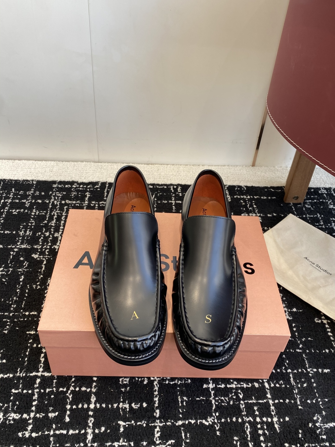 NO:592243,Purchasing-grade women's men's Acne Studio 25ss couple style loafers. I saw blogger danielsimmons wearing this pair of shoes before, so I decided to place an order at the counter to make them. They are very comfortable. The feet are wrinkled, so they will look better when worn. They are so popular today. The heels of the shoes are not worn and are very light and comfortable. The upper is beaded calfskin, and the lining is cowhide. Italian Goodyear leather outsole.  #男40-44,loafers,acne studios,dior,loafers,cowhide,Leather soles19860909代购级女 男 Acne Studio 25ss 情侣款 乐福鞋 之前看到博主 danielsimmons 穿了这双鞋,果断专柜下单做出来了,很舒服 脚边是做皱的,所以穿旧了会更好看 今天太流行啦 鞋子上脚跟没有穿一样特别轻巧舒适 鞋面开边珠小牛皮 内里牛皮 意大利固特异工艺真皮大底 Size#女35-39 #男40-44,乐福鞋,acne studios,dior,loafers,cowhide,Leather soles,Women's Shoes