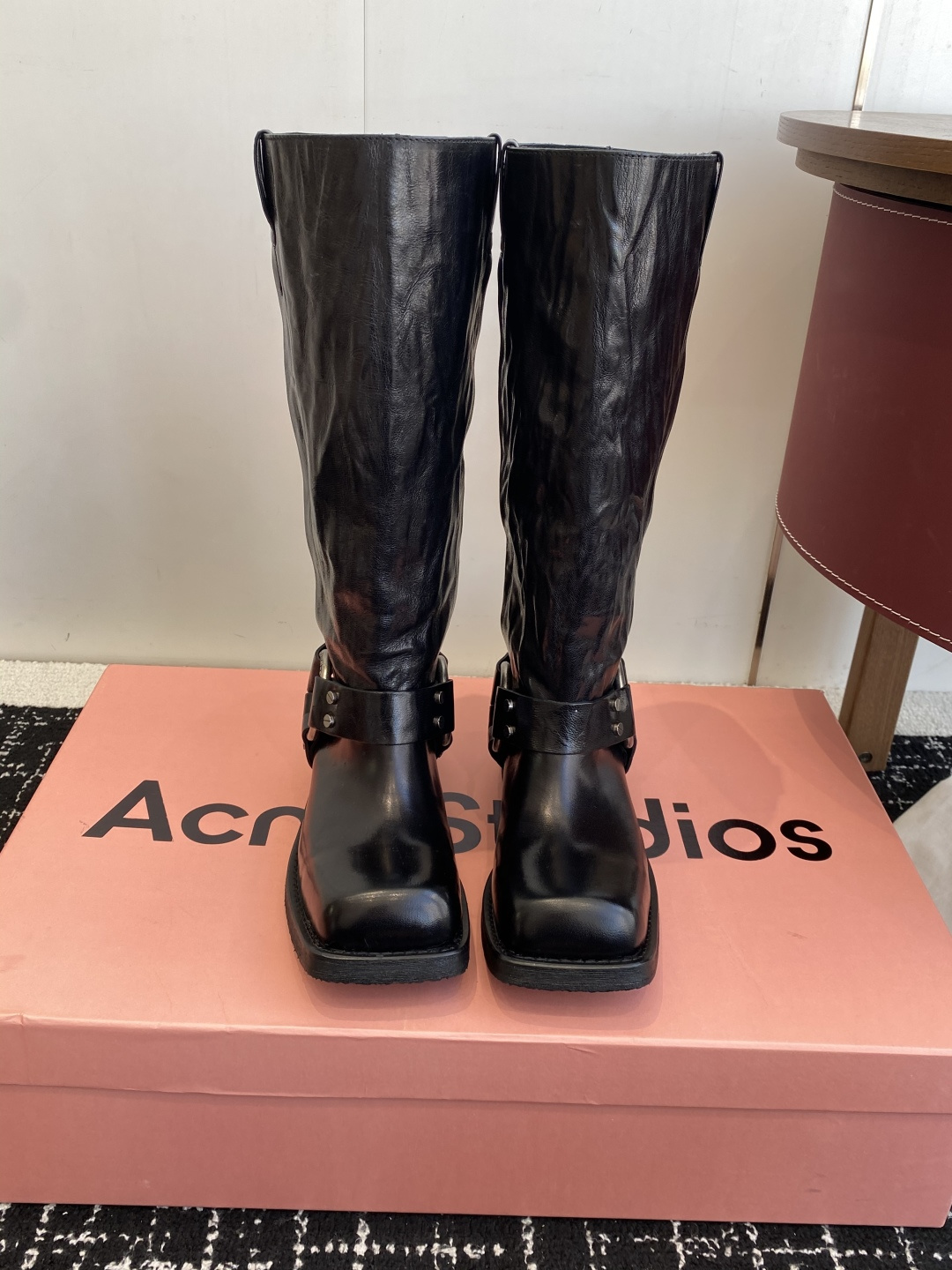 NO:592241,Purchasing agent grade calf leather pleated leather Acne Studios ne 25 autumn and winter knight boots. These boots can be called the king of goods!  Acne Studios has always been regarded as one of the few brands that can play all kinds of high-end colors with cool and cool styles to the extreme. It is extremely simple and high-end, and it looks beautiful, cool and rustic when worn!  !  A short boot that can really be worn barefoot, made of mixed imported calfskin material with a unique pink silk lining. It can be worn all year round and can be matched with all kinds of things~ This small cowhide boot can't be felt by your feet.  Shoe material imported mixed small breed cowhide, Acne powder lining, shoe cushion latex rubber Size#35-39 (40 custom made, non-returnable), boots,acne studios,dior,boots,cowhide19860909代购级小牛皮 褶皱皮 Acne Studios ne 25款秋冬 骑士靴 这靴简直是以可被叫断做货王！ Acne Studios一直为是数不多能各把种性淡冷风的高级彩色玩到极的致品牌,极又简高级感十足,穿它上又美又酷又飒！！ 一款正真可以裸穿脚的短靴,进混口种小牛皮面料 配上独的有粉色真布丝内里 一年四都季能穿,各种能万好搭～ 这小款牛皮 靴上完脚全感觉不它到的存在,包又脚服帖,脚简感直是无敌了.只说能穿上了就想不脱下来的一款短靴！ 鞋材面质进口混小种牛皮 内里Acne粉,鞋材垫质乳贴胶 Size#35-39（40订做不退换）,靴子,acne studios,dior,boots,cowhide,Women's Shoes