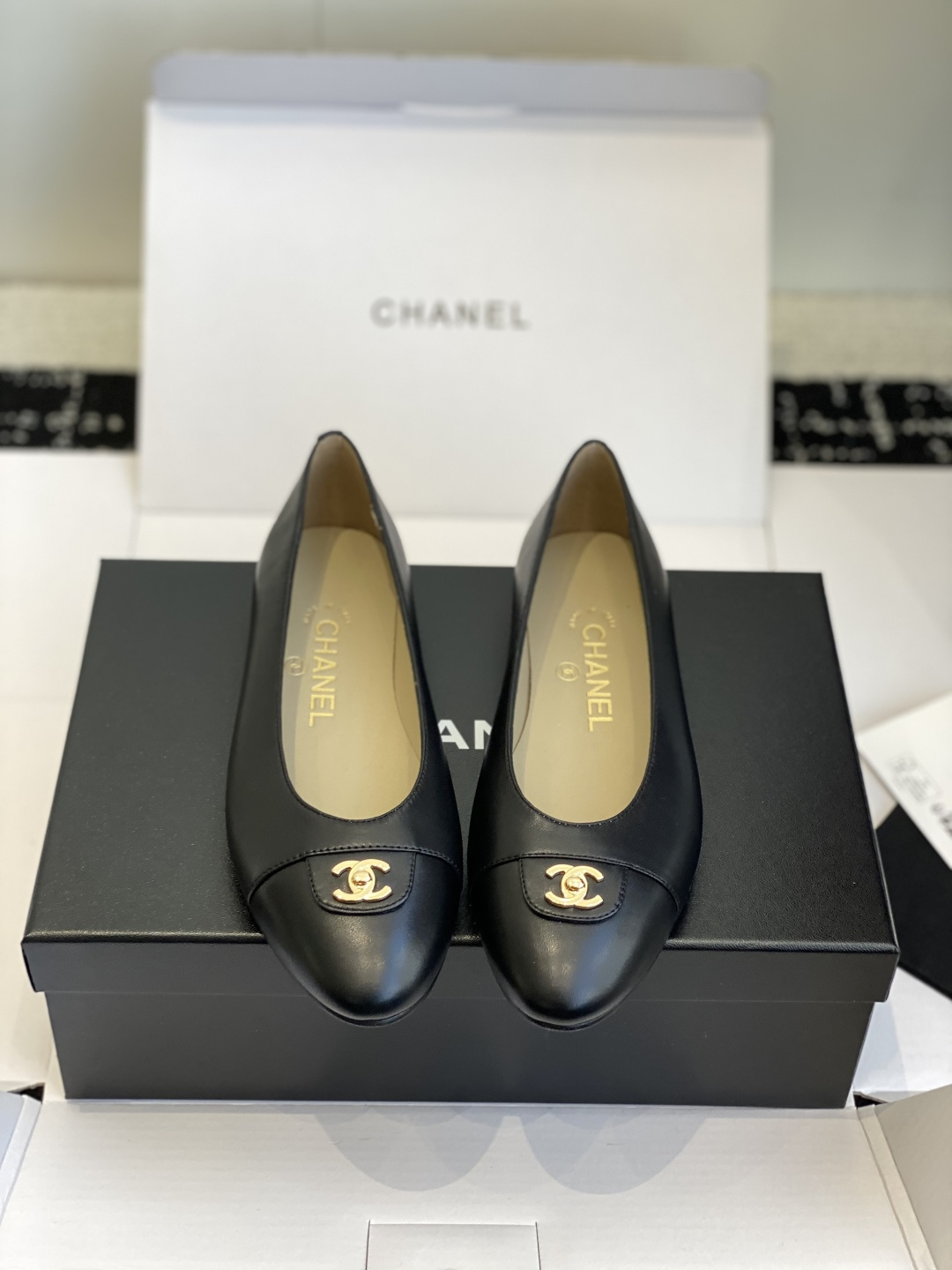 NO:592237,Dongguan purchasing agent Chanel second-hand style schoolbag buckle pointed-toe ballet flats are another classic model. Schoolbag buckle perfumers have also produced them in recent years. However, I personally feel that the rhombus pattern is cumbersome and the round toe is far from the small pointed toe pedicure style. Sure enough, the original design is often the most popular, it is so neat and clean. It is impeccable in terms of material and version. The retro and fashionable classic style is very easy to match. It is a must-have item for young women with temperament. The commuter car is really first-rate.  Upper mixed sheepskin + 3A cotton sheepskin, hardware one-to-one molding and real gold plating, imported lambskin lining, outsole, Italian dyed genuine leather outsole, Size 35-40 (40 customized, non-refundable), high-heeled shoes, chanel, chanel, flats, high heels, sheepskin, Leather soles19860909东莞代购级 Chanel中古款书包扣尖头芭蕾舞鞋平底鞋 又是一个经典款,书包扣香家近年也出了但是个人觉得菱格繁琐,圆头远没有这个小尖头修脚型,果然最初的设计往往最得人心,太利落干净了,无论从材质版型五斤都无可挑剔,复古时髦的经典款式非常好搭,气质小女人的必入单品,通勤车真的一流 鞋面混种羊皮+3A棉羊皮 五金一比一开模加真金电镀 内里进口小羊皮 大底意大利透染真皮大底 Size35-40（40订做不退换）,高跟鞋单鞋,chanel,chanel,flats,high heels,sheepskin,Leather soles,Women's Shoes