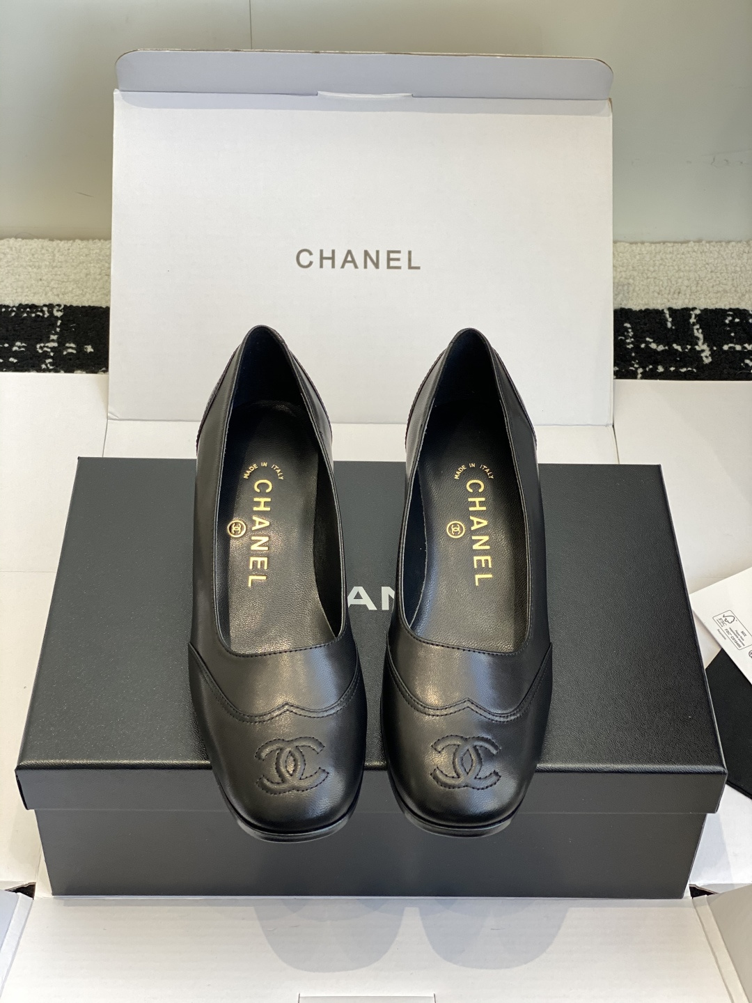 NO:592239,Dongguan purchasing agent grade (Official website sync box packaging) Chanel second-hand square toe thick heel shoes, medium heels, very elegant, very elegant, no contrasting colors, no excessive decorations such as bows, just a slight arc, a curve, the lines are so beautiful and smooth, clean and neat, the feet are well wrapped and modified, the thick heels are stable, elongating the calf while ensuring comfort, no problem for commuting and running. The upper is imported goatskin  Inner foot pads, imported goatskin, outsole, Italian imported A-grade genuine leather outsole, wood and cladding leather, size 35-40 (custom-made for 40, non-returnable), high-heeled shoes, chanel, high heels, sheepskin, Leather soles19860909东莞代购级（官网同步盒包装） Chanel中古方头粗跟鞋中跟鞋 很静雅,很名媛,没有撞色,没有蝴蝶结等过多的装饰,就轻轻得一个弧度,一个曲线,线条太美太流畅,干净利落,将脚好好包住修饰脚型,粗跟稳稳当当,拉长小腿的同时并保证了舒适度,通勤跑起来都不在问题 鞋面进口山羊皮 内里垫脚进口山羊皮 大底意大利进口A级真皮大底 跟原木跟包层皮 size35-40（40订做不退换）,高跟鞋单鞋,chanel,high heels,sheepskin,Leather soles,Women's Shoes