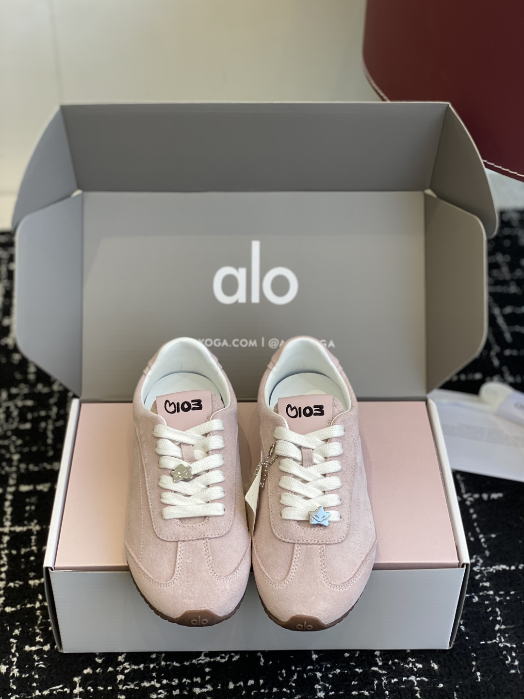 NO:592229,Purchasing agent level (Official website sync box packaging) Jisoo x Alo Yoga's latest popular Sunset series, Zhixiu co-branded casual sneakers, old money style, lace-up Forrest Gump shoes, moral training shoes, original purchase, development, production and sales. This Sunset sneakers understand girls better than Nike!  Super versatile on the feet!  And super comfortable!  It’s a thick-soled model but not heavy on the feet at all!  Very light!  It looks even better with socks!  The upper feet are increased to show the slimmer legs. Fabric: Original customized imported first-layer cowhide. Lining: Original customized breathable mesh lining. Outsole: Original open-molded non-slip rubber material. Bottom thickness: 2CM. Size: 35-40 (40 orders are not returnable), casual shoes/sports shoes, sneakers, cowhide.19860909代购级（官网同步盒包装） Jisoo x Alo Yoga 最新爆款Sunset系列 智秀联名款 休闲 运动鞋 老钱风 系带 阿甘鞋 德训鞋 原版购入开发 做货 这款Sunset 运动鞋 比耐克更懂女生！上脚超级百搭！而且超级舒适！是厚底款但是上脚一点都不沉重！ 非常轻便！套上袜套搭配更好看！上脚增高显腿细 面料: 原版定制进口头层牛皮 内里: 原版定制透气网里 大底: 原版开模防滑橡胶材质 底厚: 2CM Size: 35-40（40订做不退换）,休闲鞋/运动鞋,sneakers,cowhide,Women's Shoes